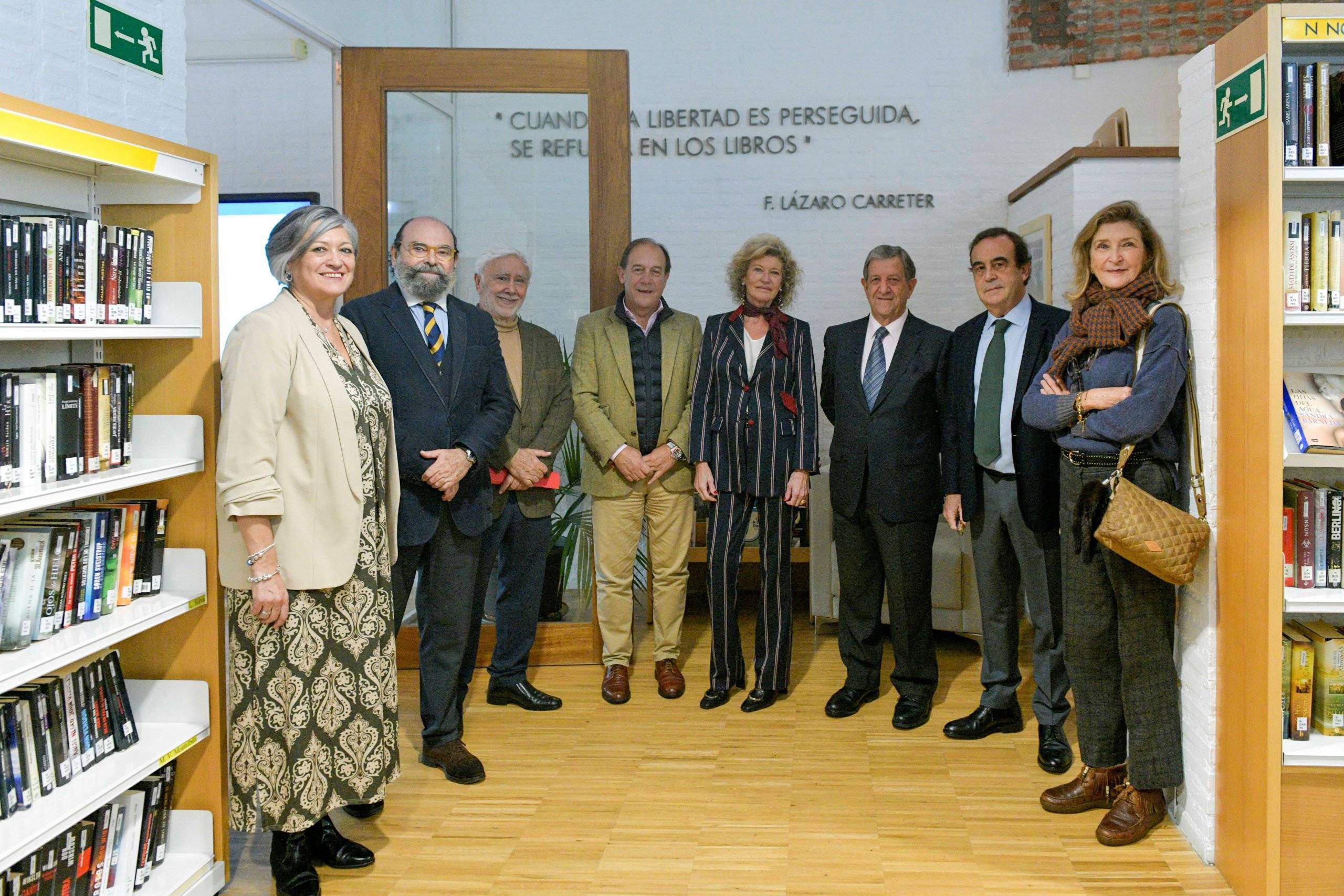 Foto de familia del XX aniversario de la biblioteca.