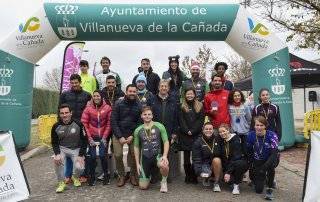 Foto de familia del alcalde y concejales, junto a los ganadores de las categorías de adultos