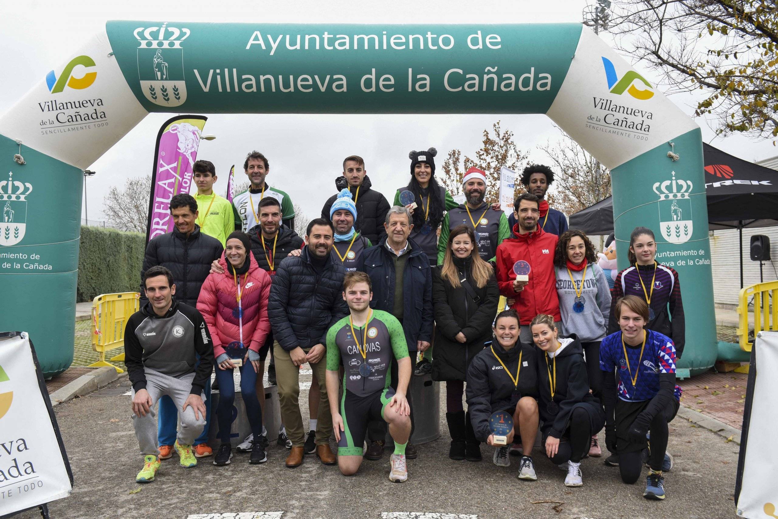 Foto de familia del alcalde y concejales, junto a los ganadores de las categorías de adultos