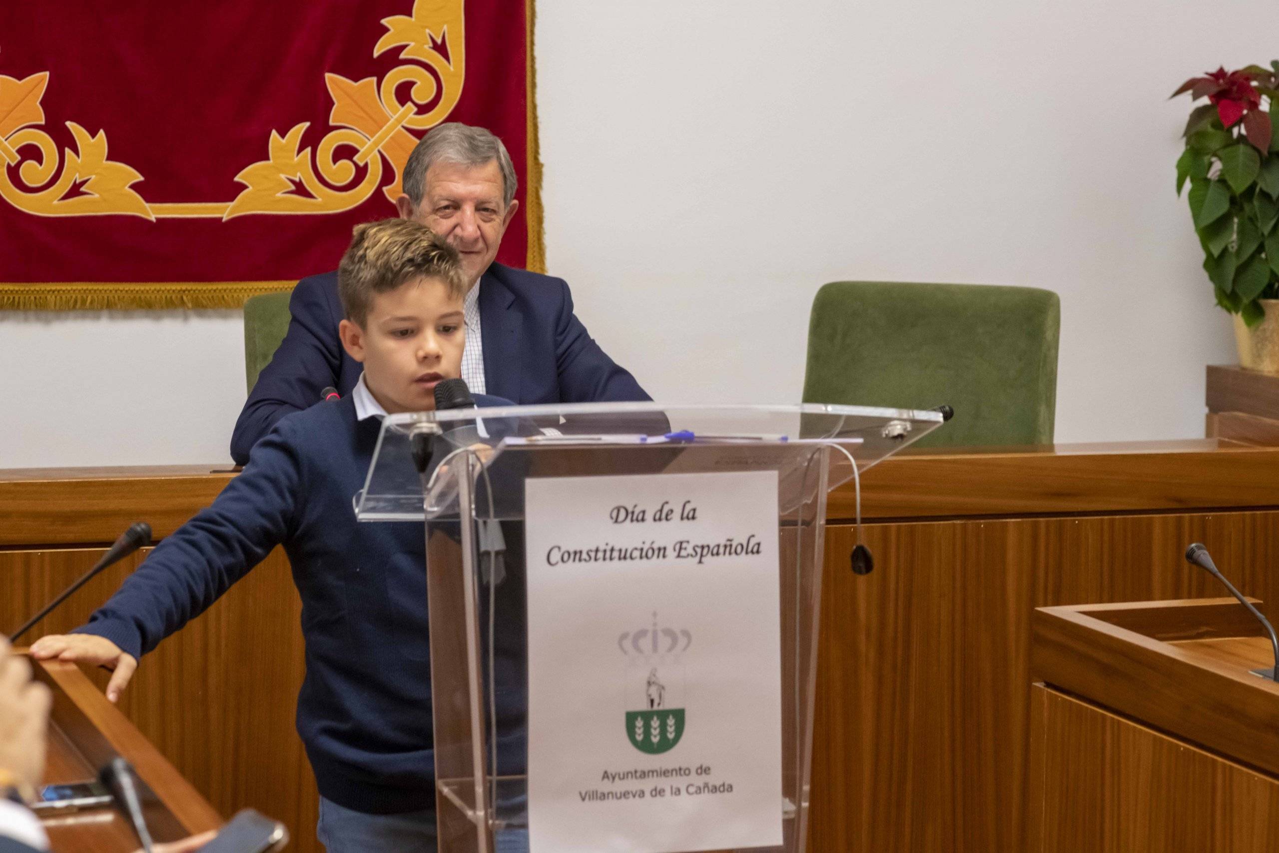 Un escolar durante la lectura de artículos de la Constitución.