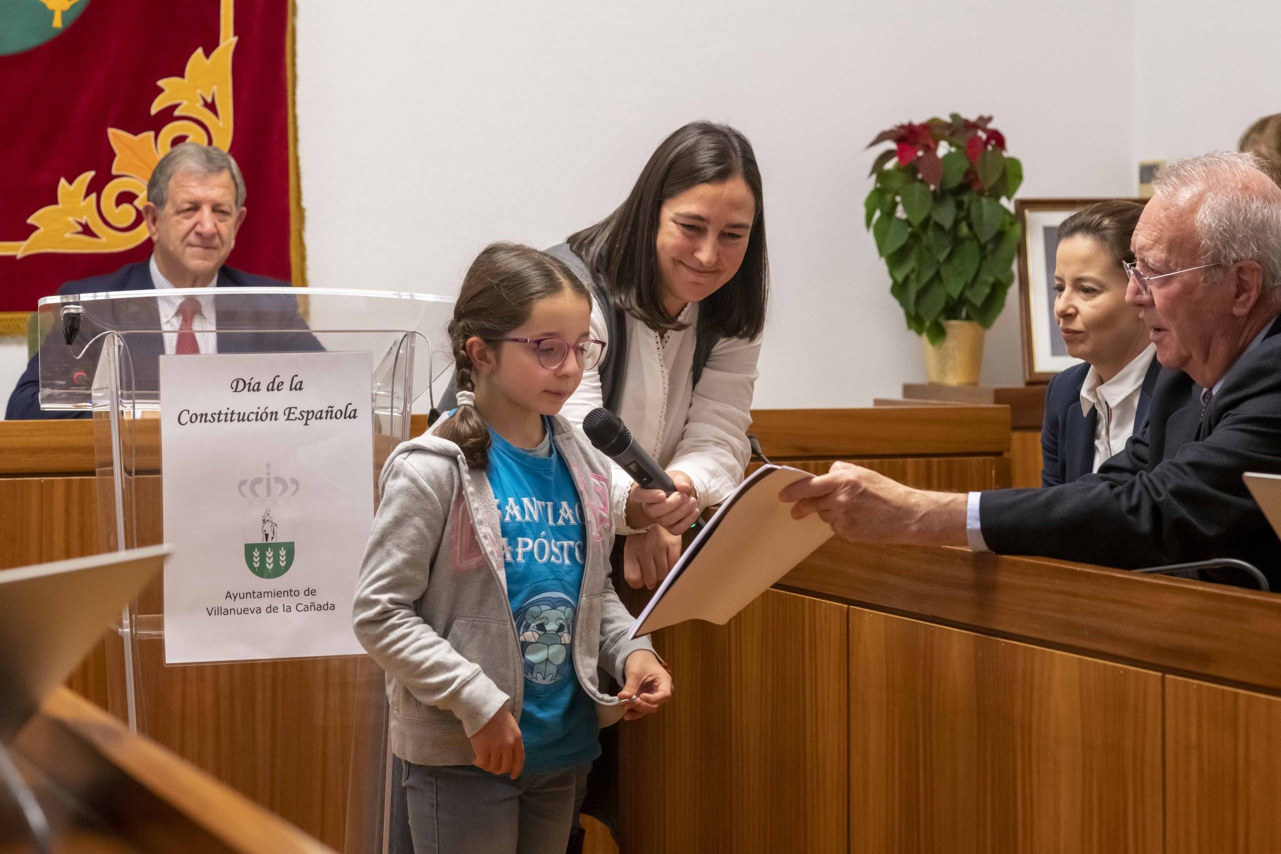 Una escolar durante la lectura de artículos de la Constitución.