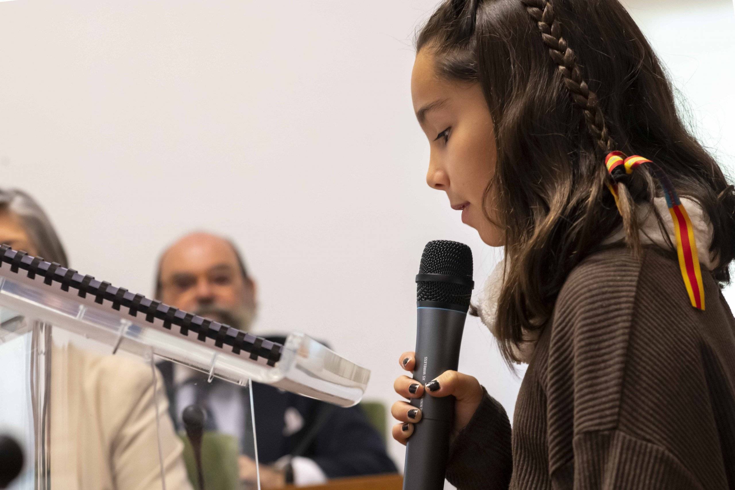 Una escolar durante la lectura de artículos de la Constitución.