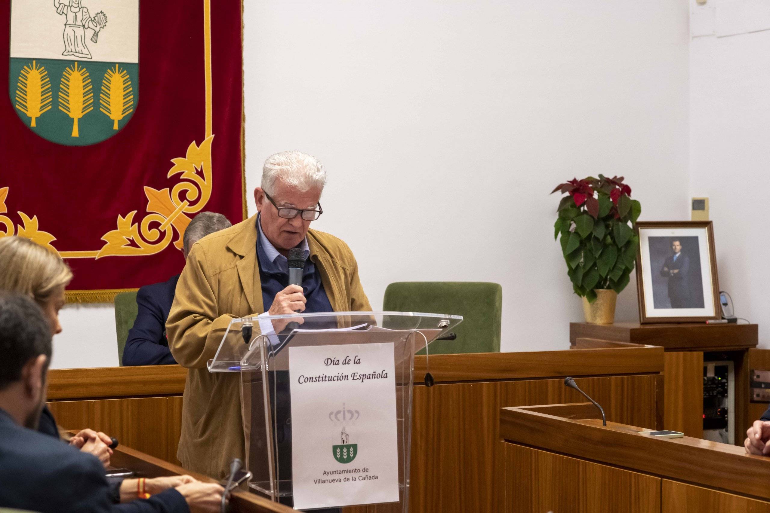 Vecino del municipio durante la lectura de la Constitución Española.