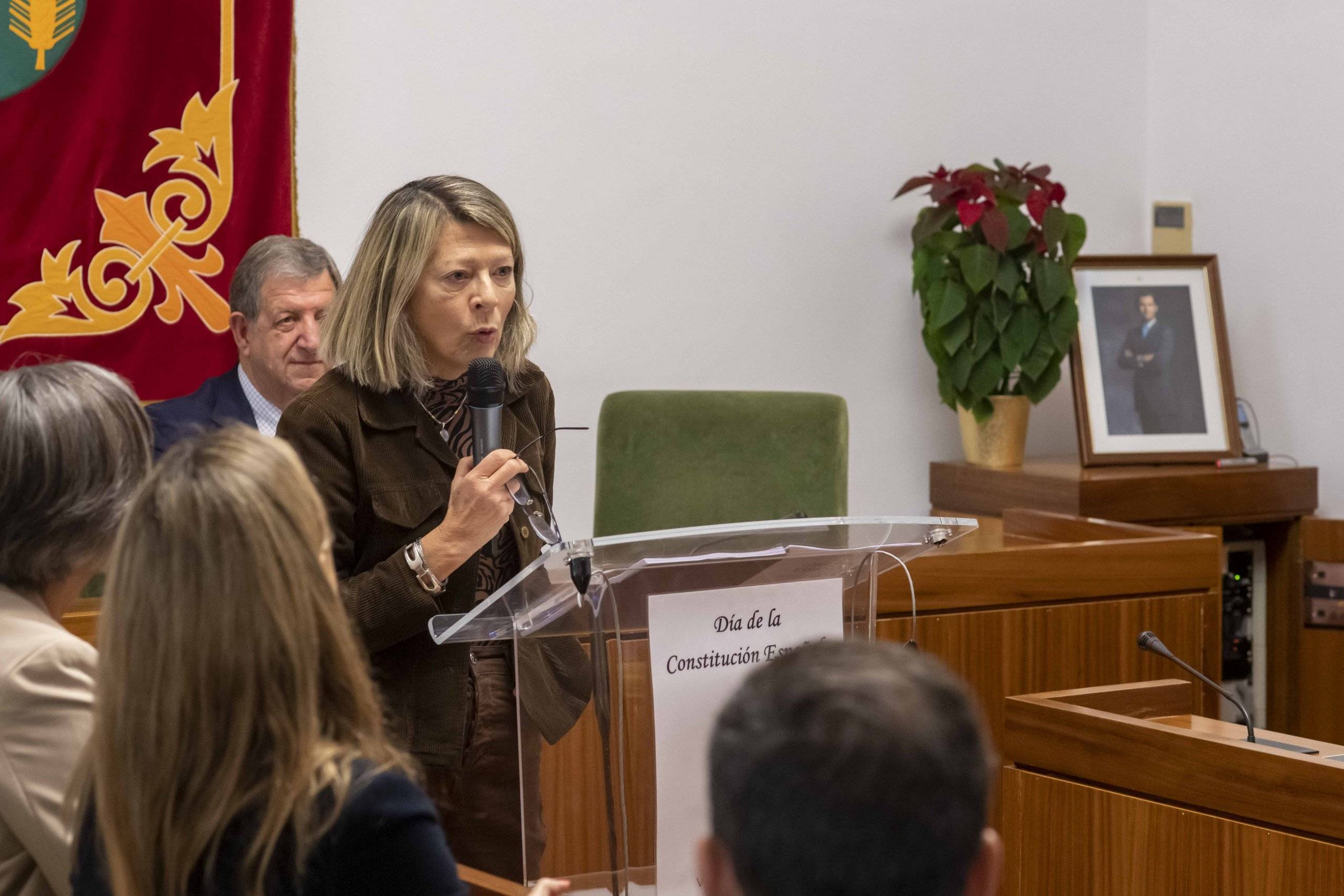 Vecina del municipio durante la lectura de la Constitución Española.