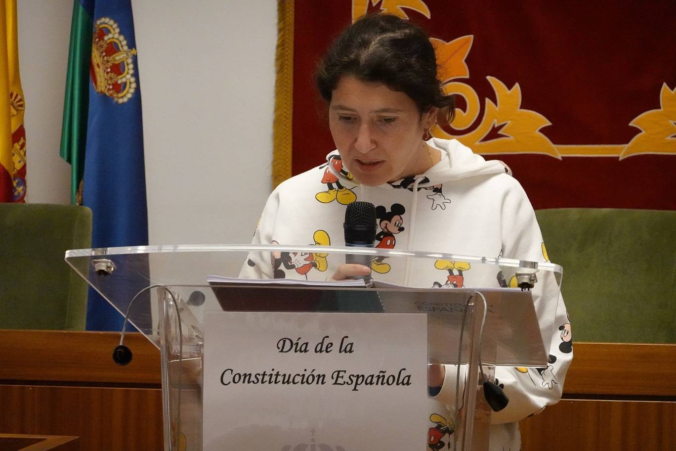 Vecina del municipio durante la lectura de la Constitución Española.