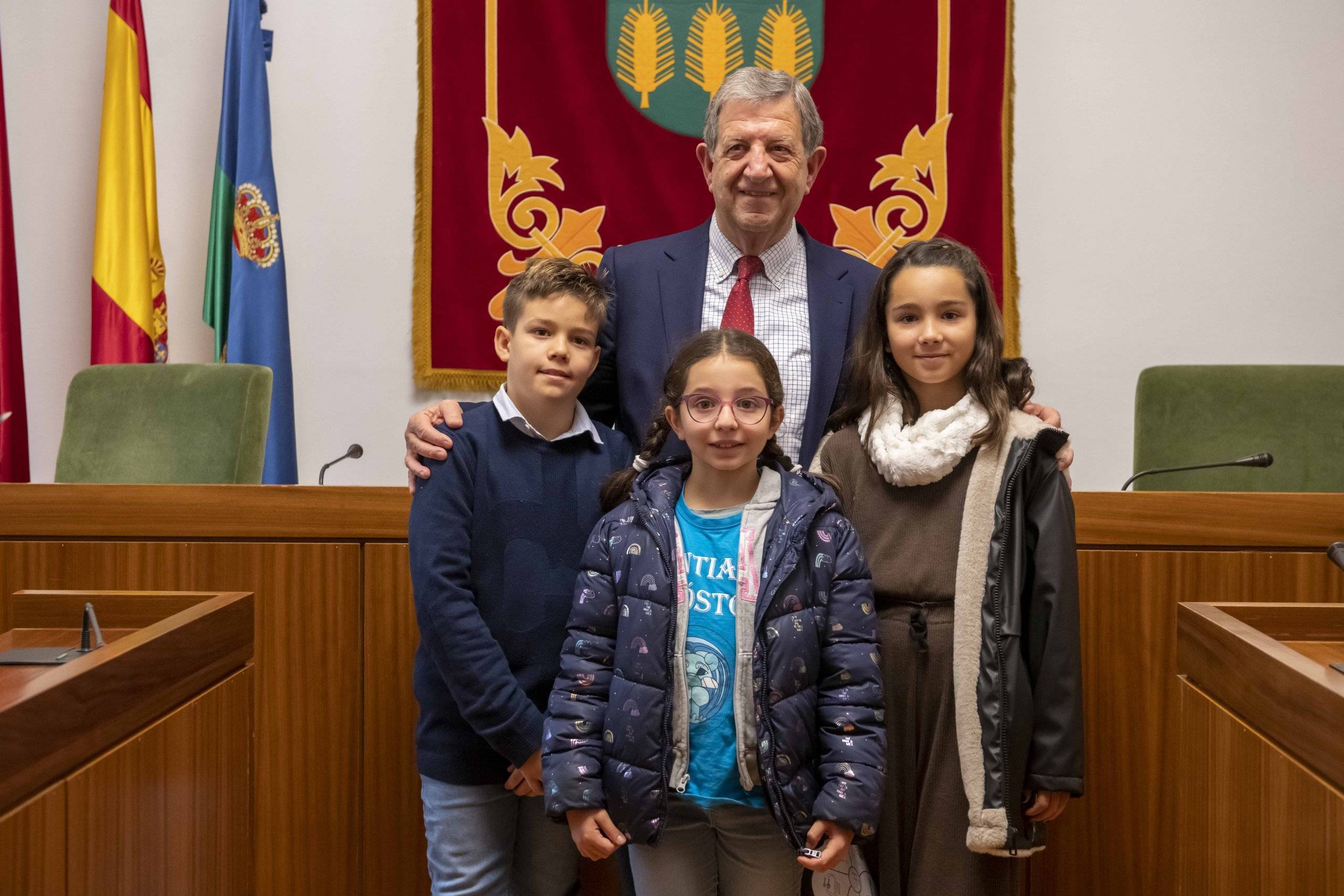 El alcalde junto a los escolares participantes en la lectura de la Constitución Española.