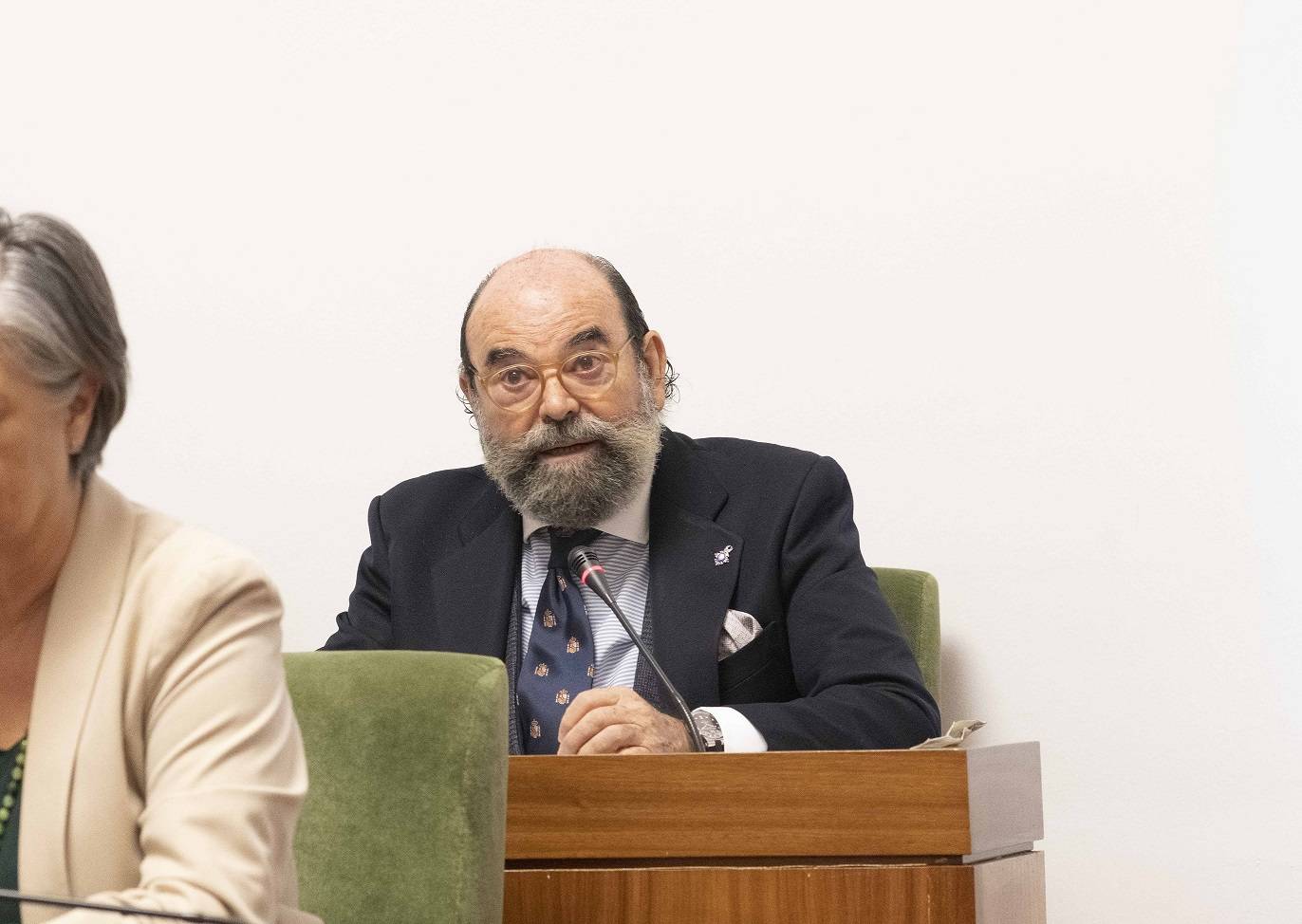 El concejal de Cultura, J.F. Agudo, leyendo la declaración institucional con motivo del Día de la Constitución.