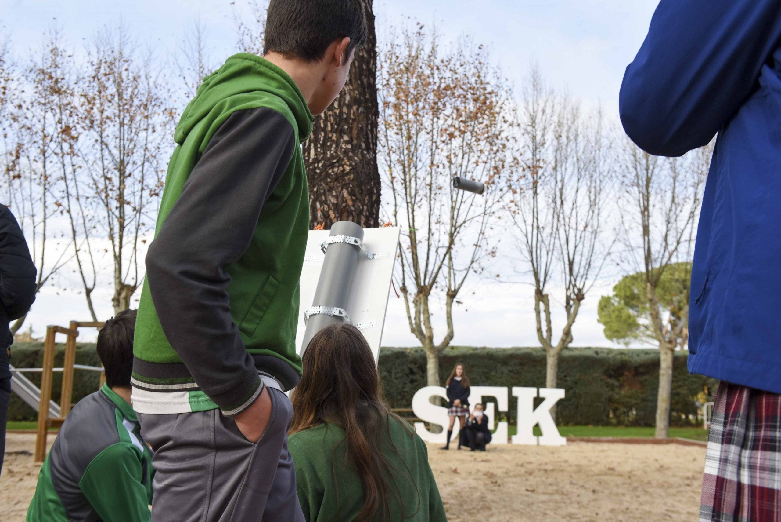 Alumnos lanzando el proyectil.