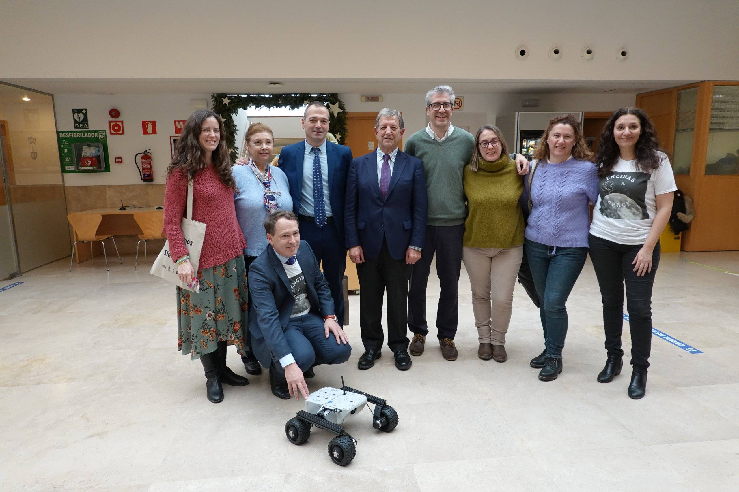 El alcalde junto a los responsables docentes de los centros educativos participantes.