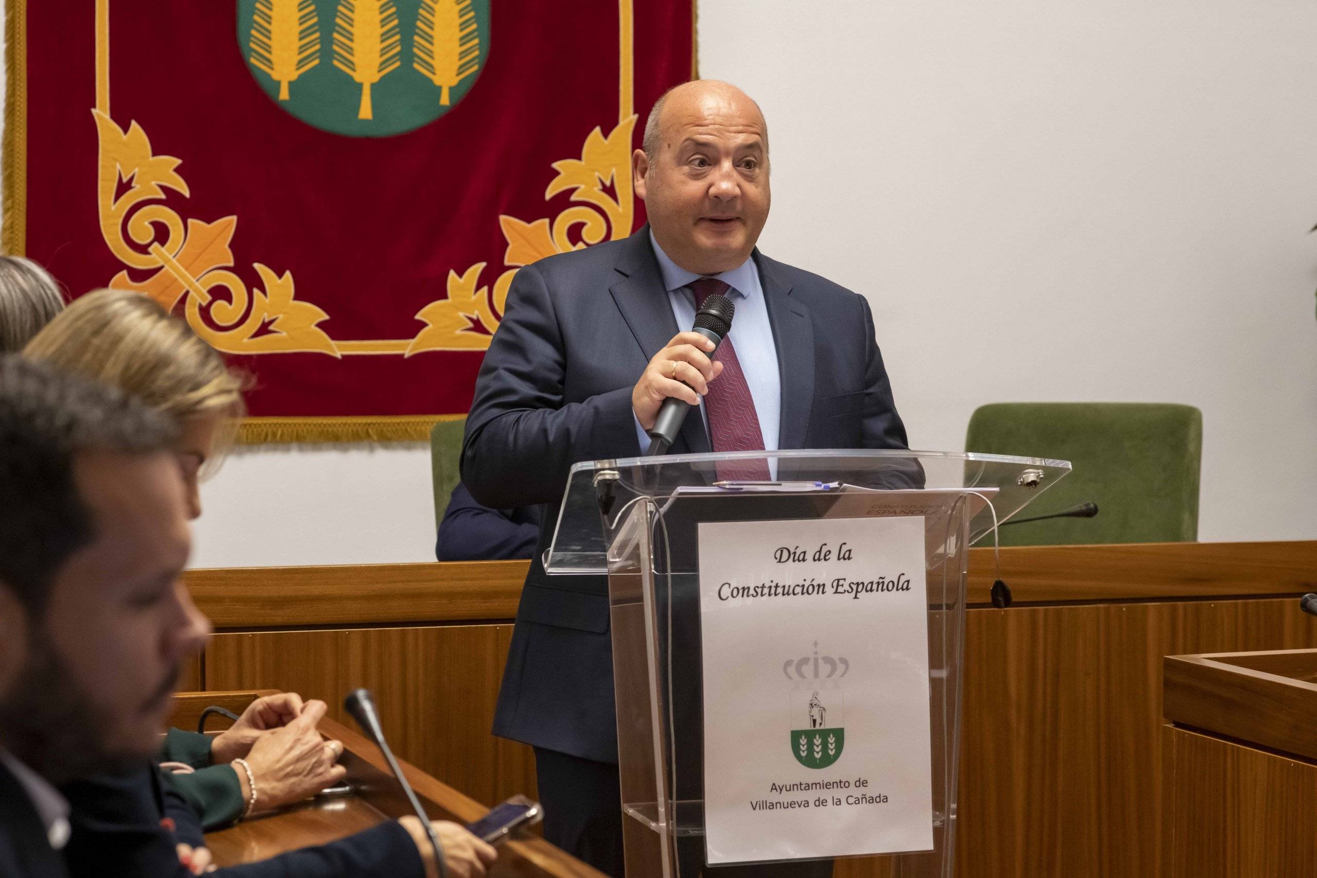 El portavoz de VOX, Jorge Arredondo, durante la lectura de artículos de la Constitución Española.