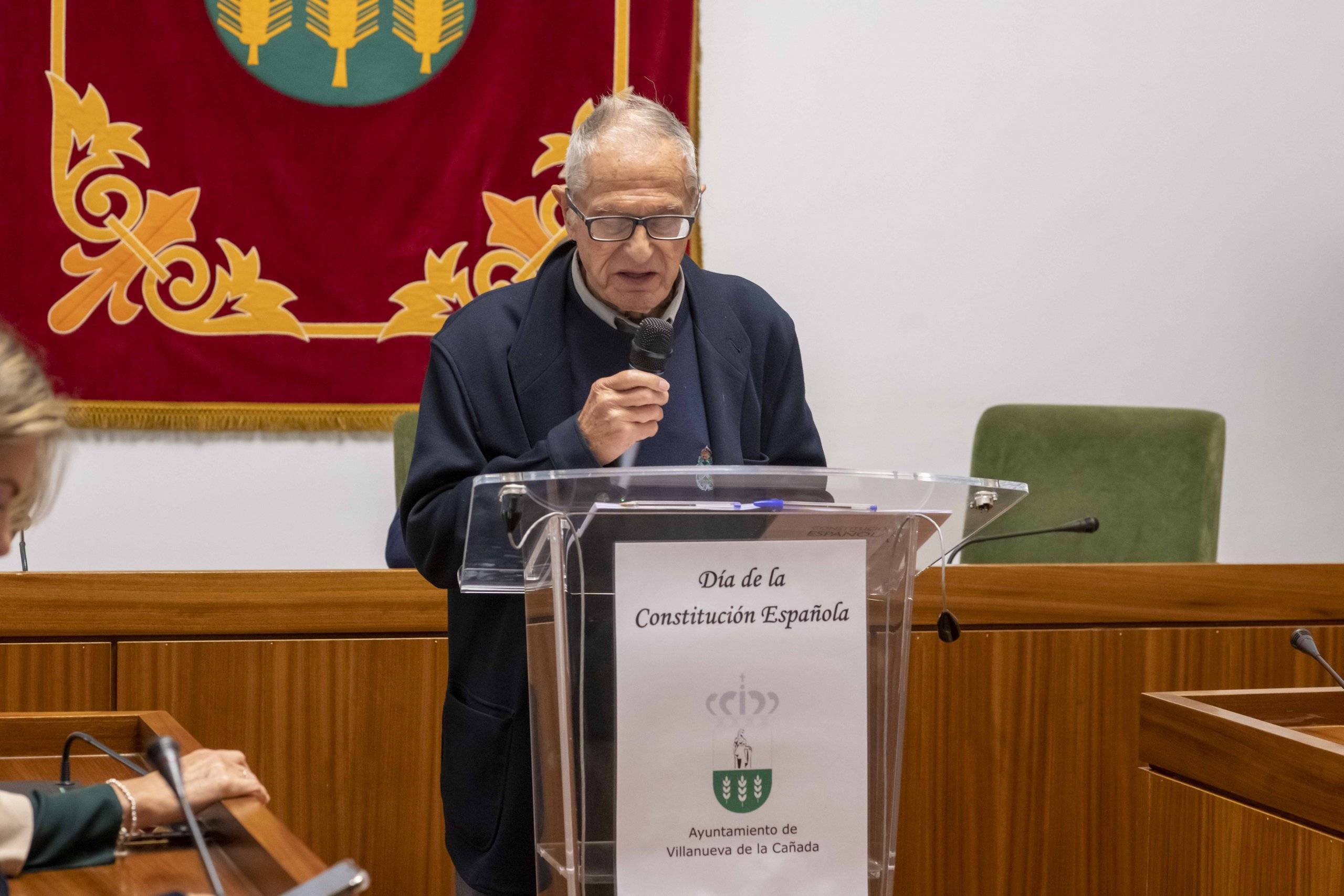 El portavoz del Grupo Municipal del PSOE, José Antonio García Campos, durante la lectura de artículos de la Constitución Española.