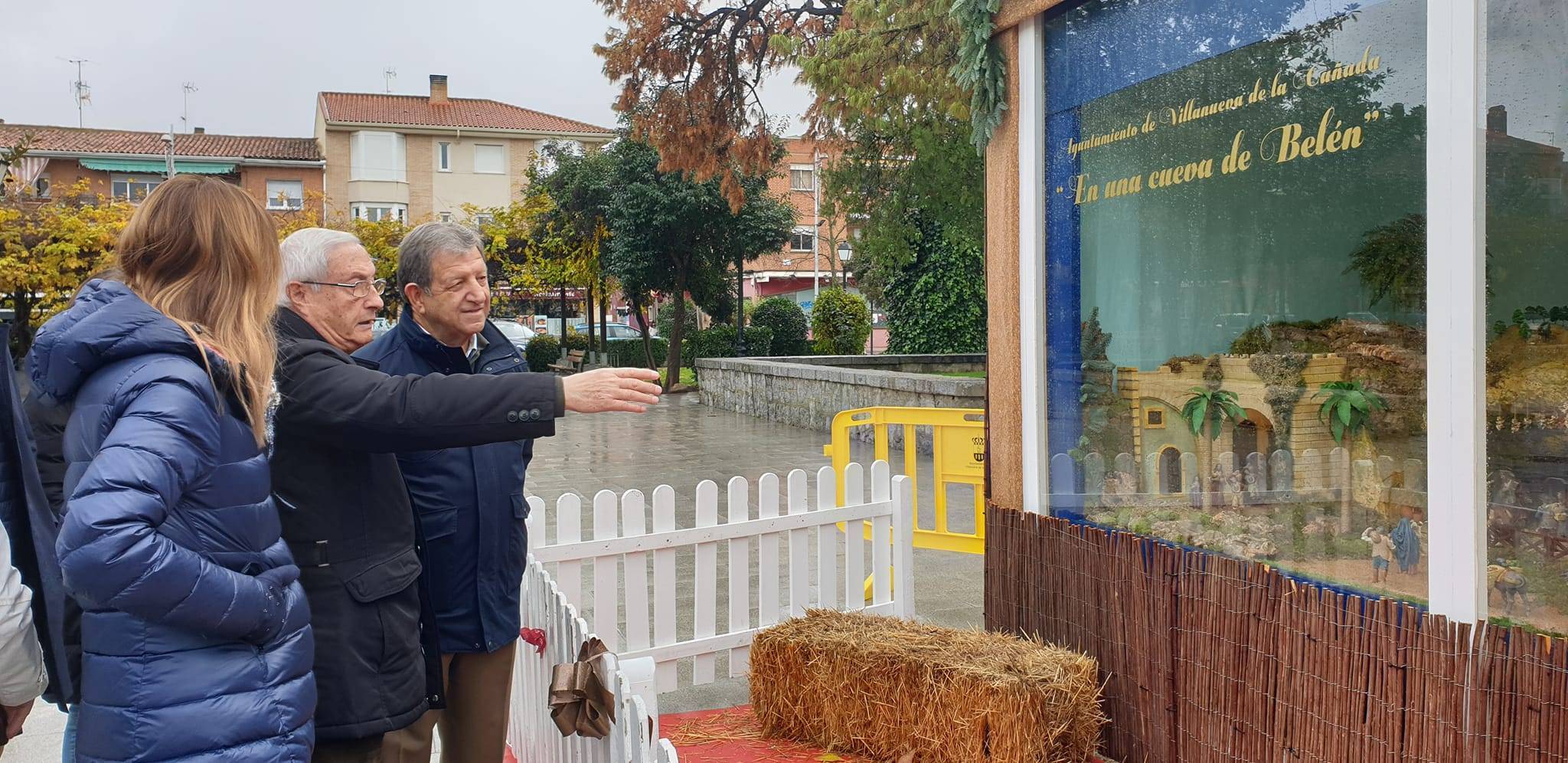 El experto belenista Luis Bernárdez explicando al alcalde los detalles del belén.