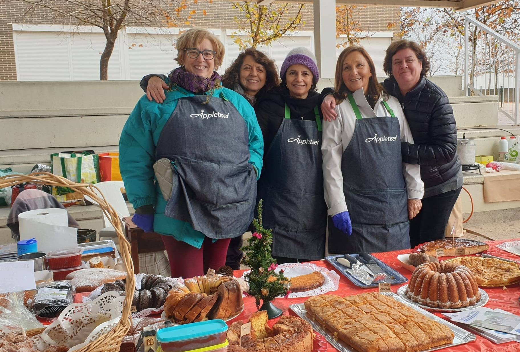 Voluntarias posando en uno de los puestos de comida.