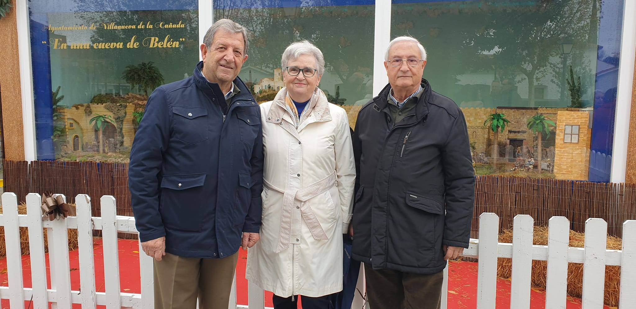 El alcalde, junto al autor del belén y su esposa.