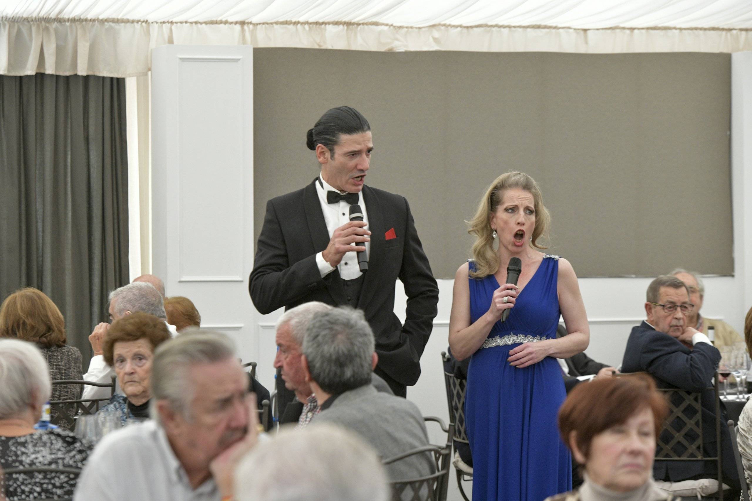 Cantantes de ópera durante su actuación.