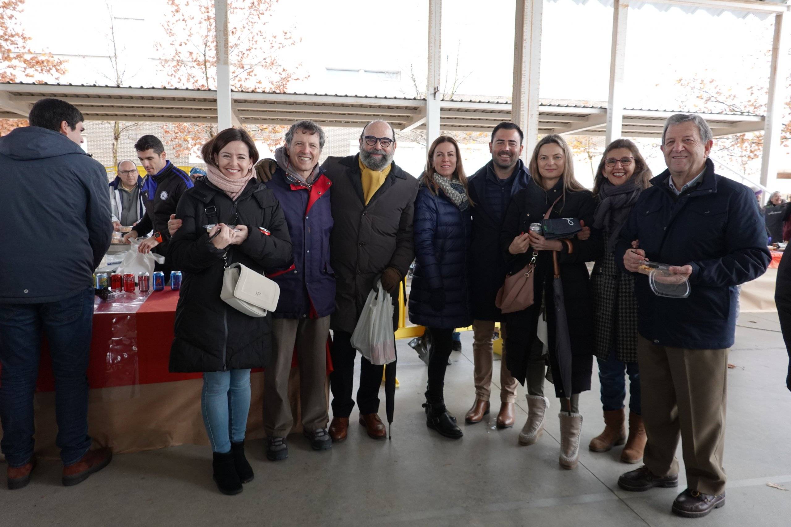 Alcalde y concejales acompañados de miembros de la ONG Cesal.