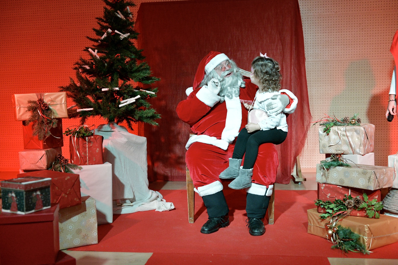 Papá Noel junto a una de las niñas asistentes.