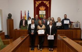 El alcalde y el teniente de alcalde con los premiados.