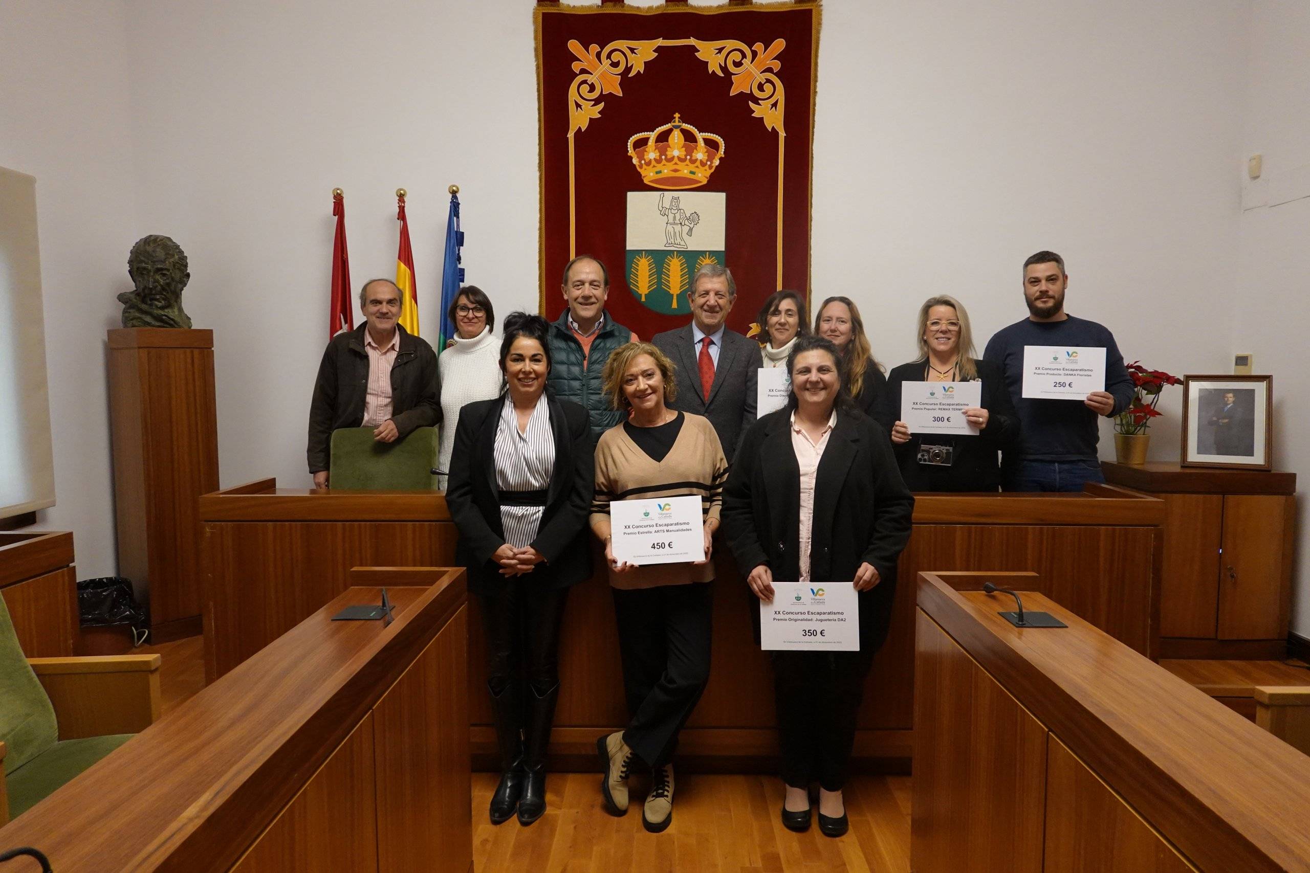 El alcalde y el teniente de alcalde con los premiados.