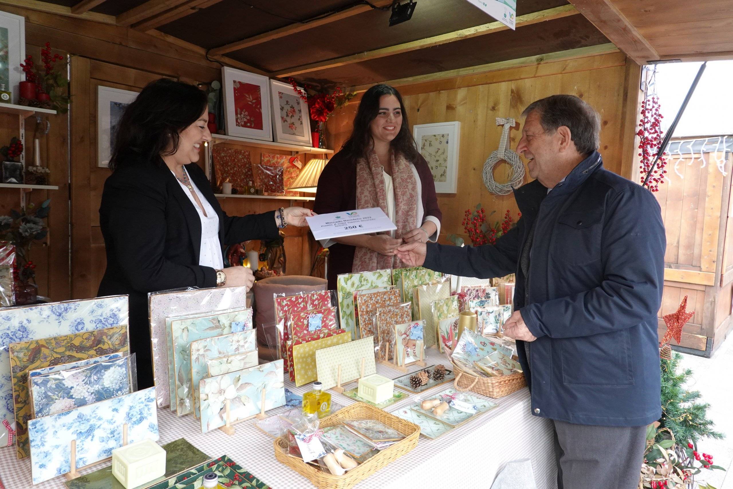 El alcalde con las premiadas al mejor puesto del Mercado Navideño.