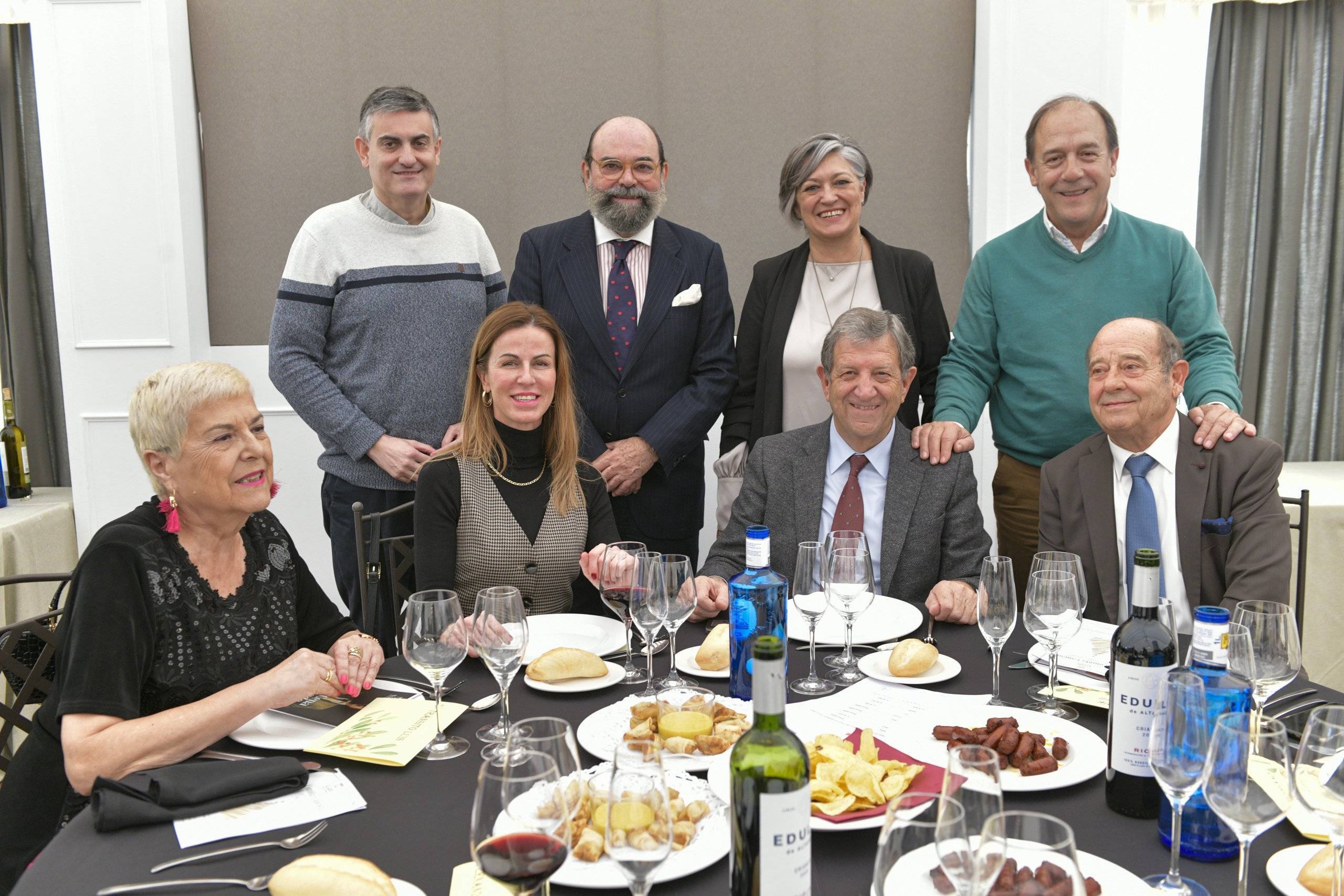 El alcalde y concejales junto al presidente de la Asociación de Mayores, el párroco de la Iglesia de Santiago Apóstol y miembros de la asociación.