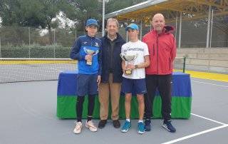 Imagen de la entrega de trofeos del XVI Torneo de Promoción del Tenis-X Memorial Mario Colmenar.