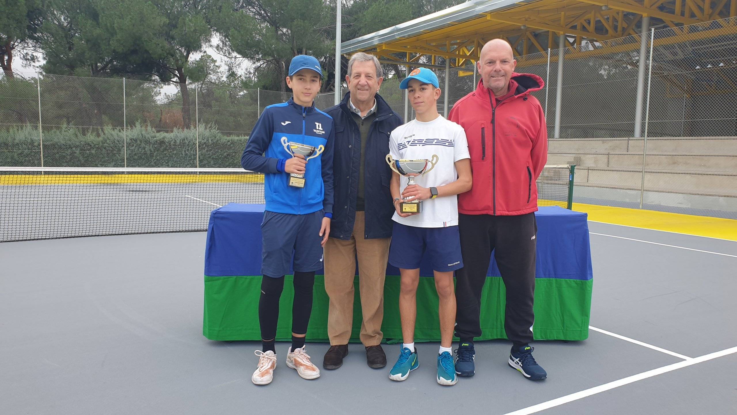 Imagen de la entrega de trofeos del XVI Torneo de Promoción del Tenis-X Memorial Mario Colmenar.