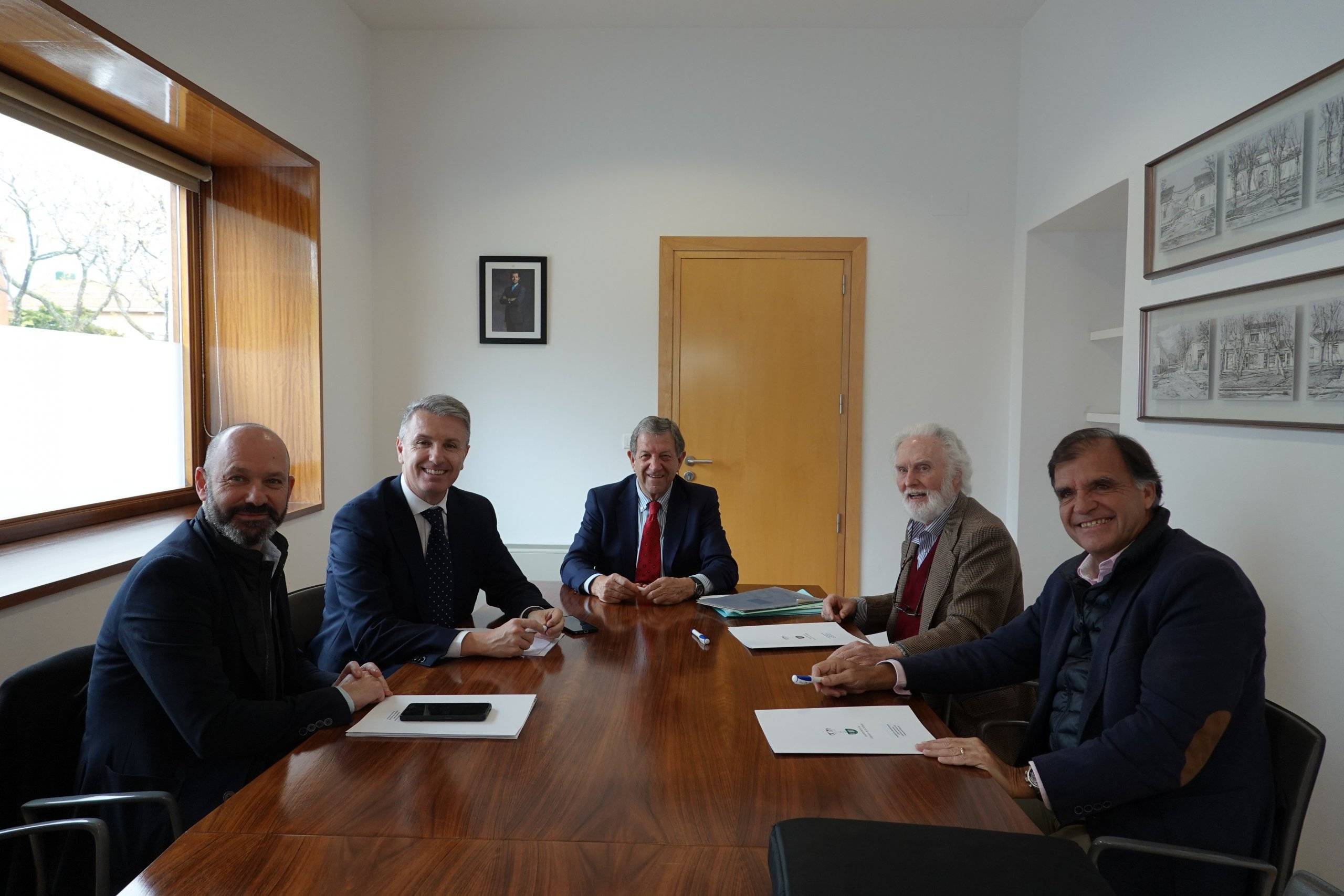 Foto de familia del convenio suscrito entre ambos municipios.