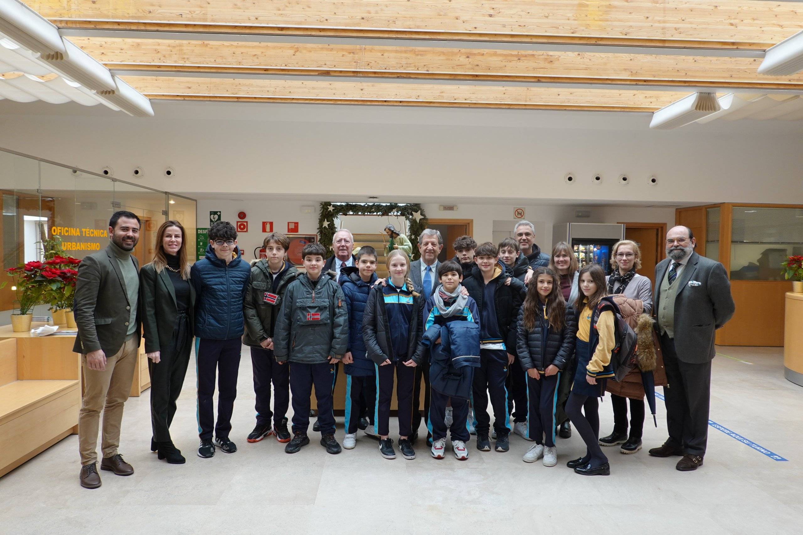 Foto de familia de la recepción de alumnos del Colegio Arcadia.