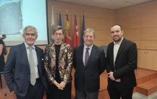 El alcalde y la rectora de la UAX junto con representantes de la comunidad judía en Madrid y Villanueva de la Cañada.