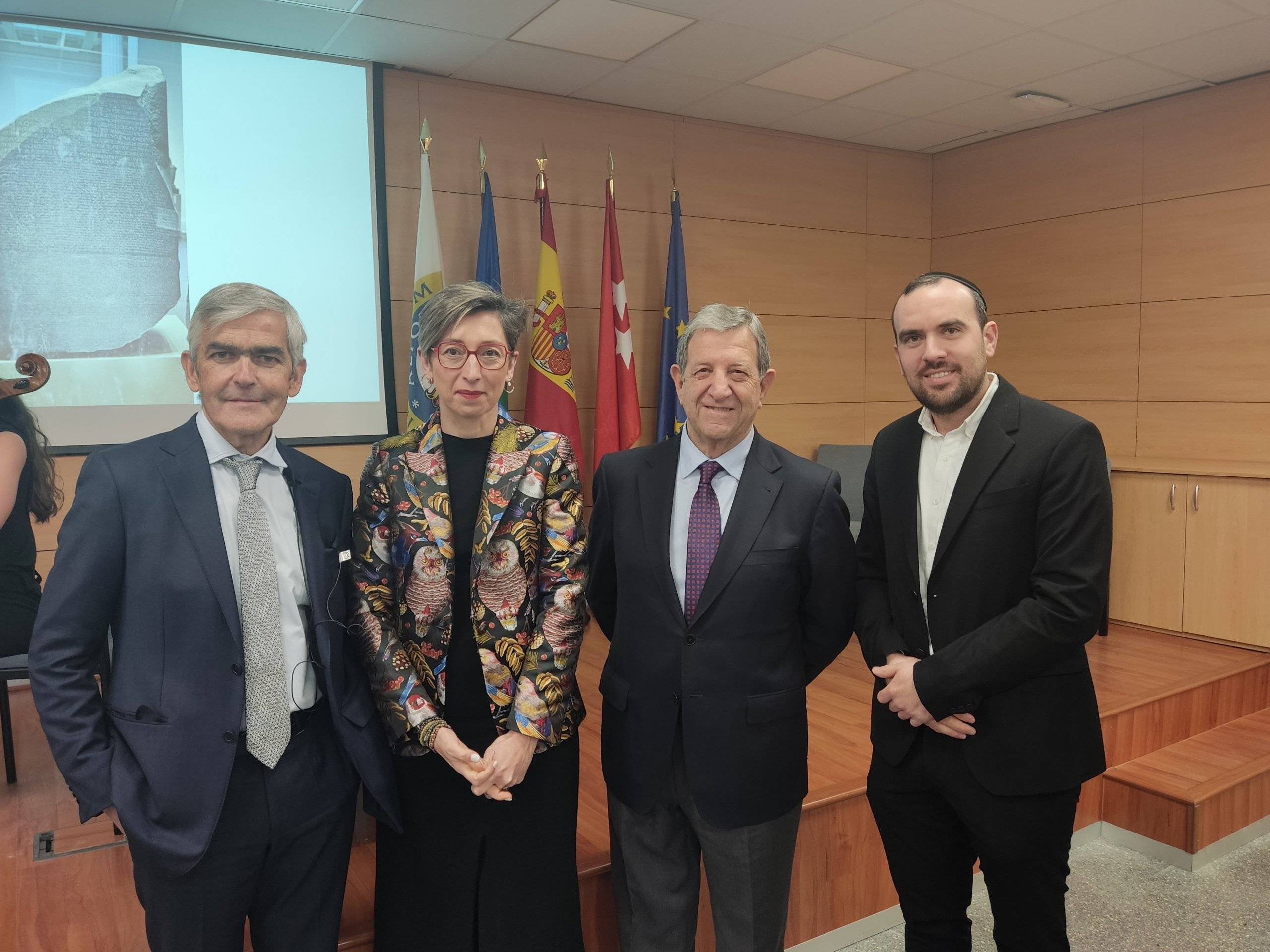 El alcalde y la rectora de la UAX junto con representantes de la comunidad judía en Madrid y Villanueva de la Cañada.