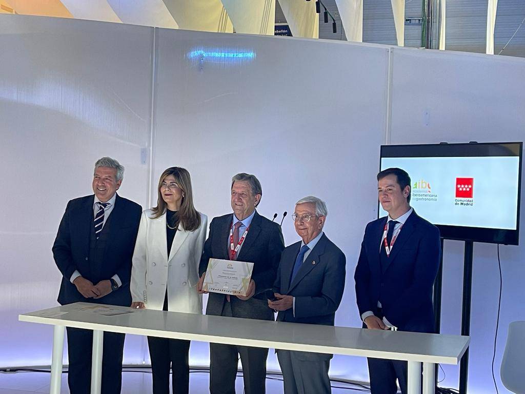 El alcalde, Luis Partida, con el diploma otorgado por la Academia Iberoamericana de Gastronomía.