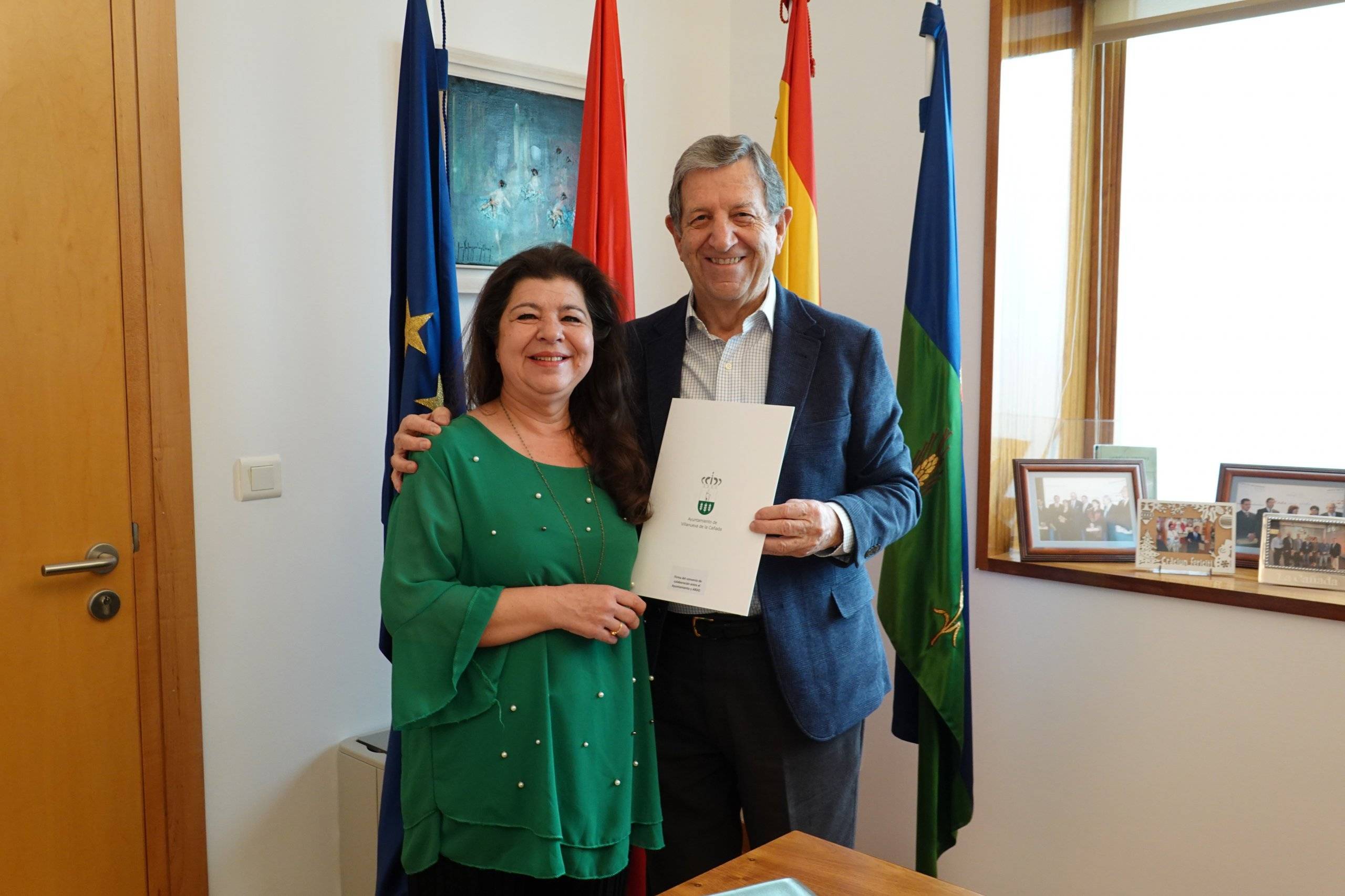 El alcalde, Luis Partida, junto a la presidenta de la Asociación de Artesanos, Artistas, Diseñadores y Oficios (ARDO), Lourdes Gazulla.