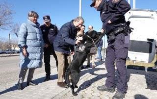 Alcalde y concejales junto al oficial de la Unidad Canina y el nuevo integrante.