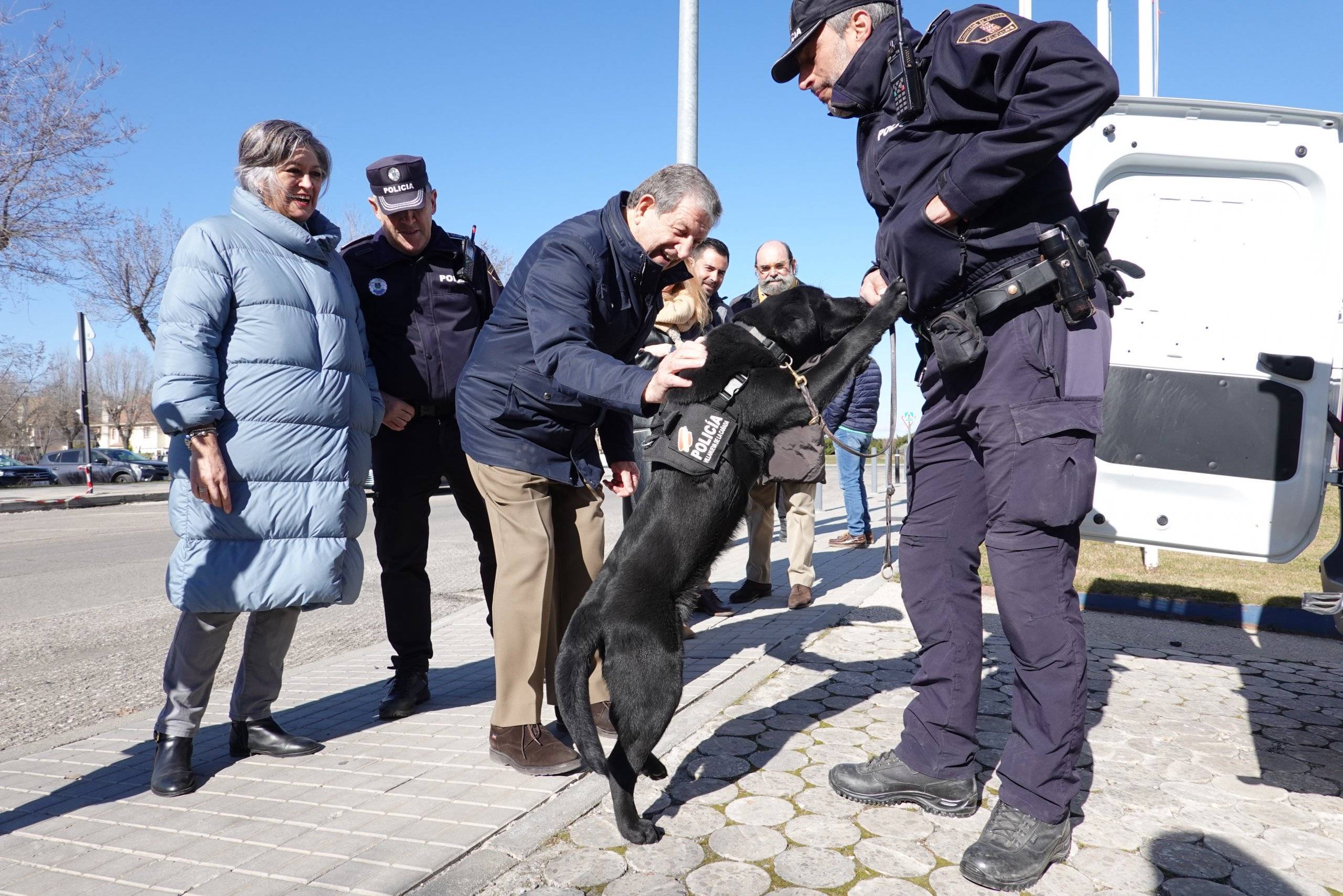 Alcalde y concejales junto al oficial de la Unidad Canina y el nuevo integrante.