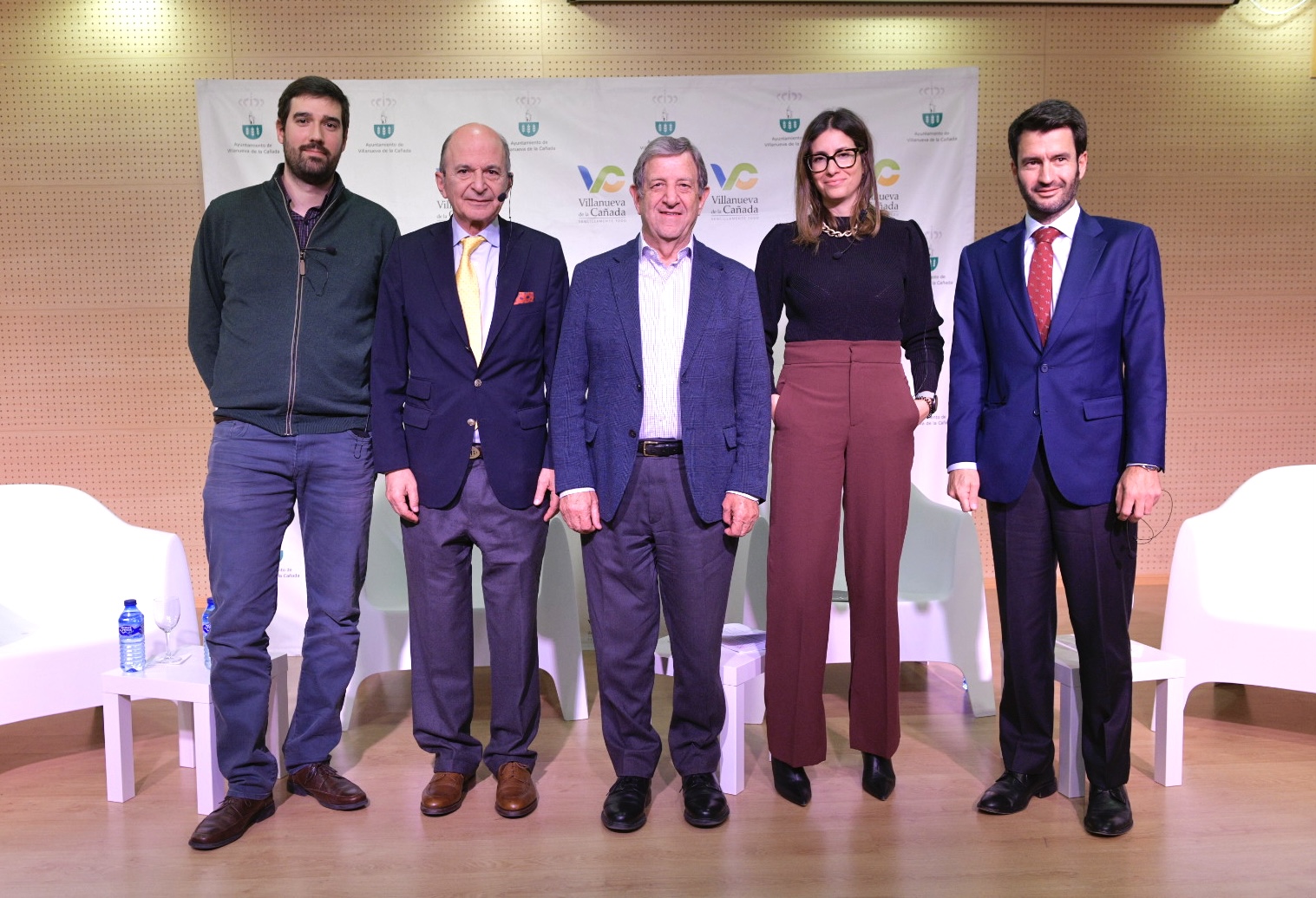 Foto de familia del I Foro Local de Educación Financiera para Familias.