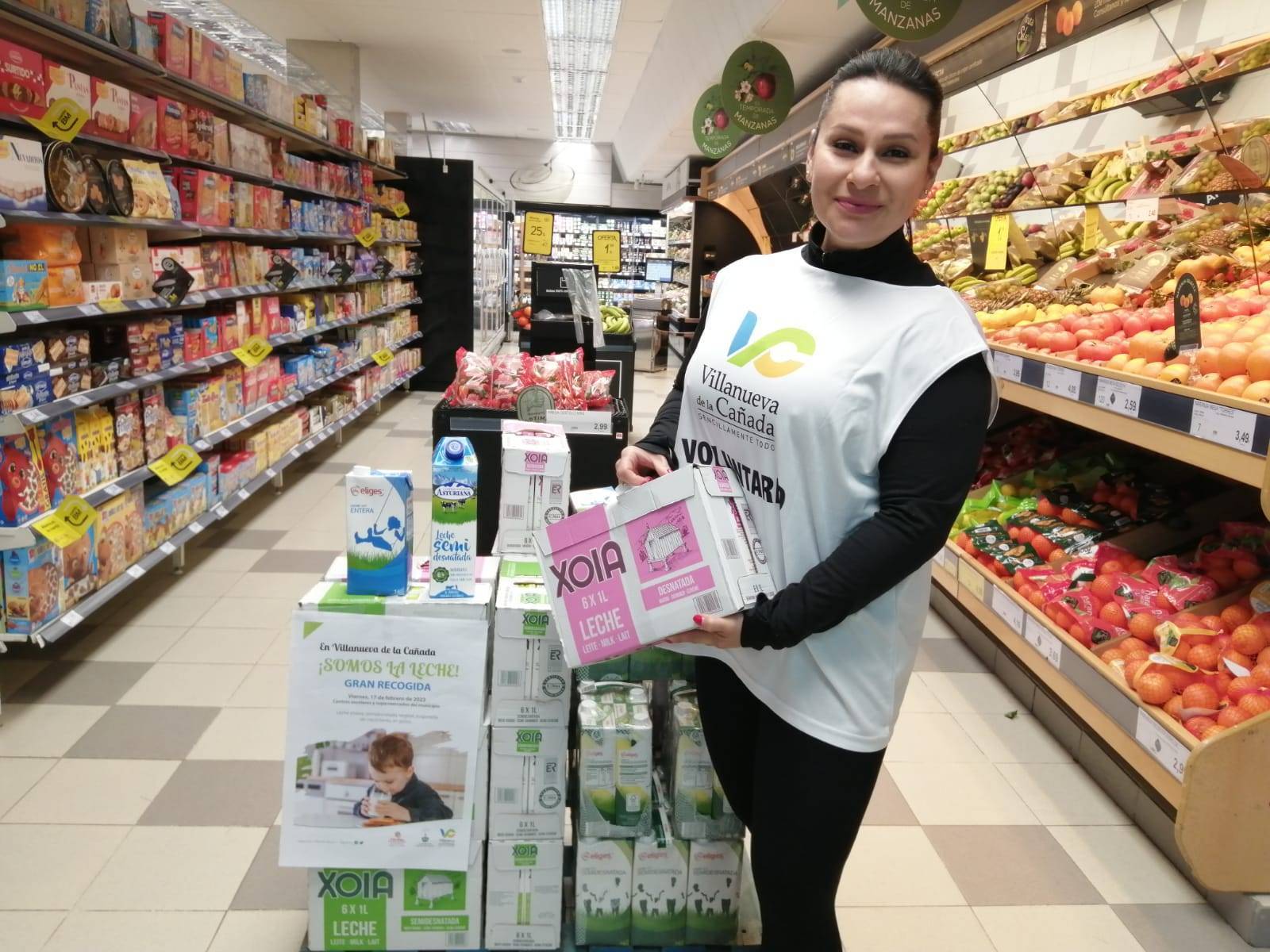 Una de las voluntarias de la campaña solidaria de recogida de leche en uno de los supermercados.