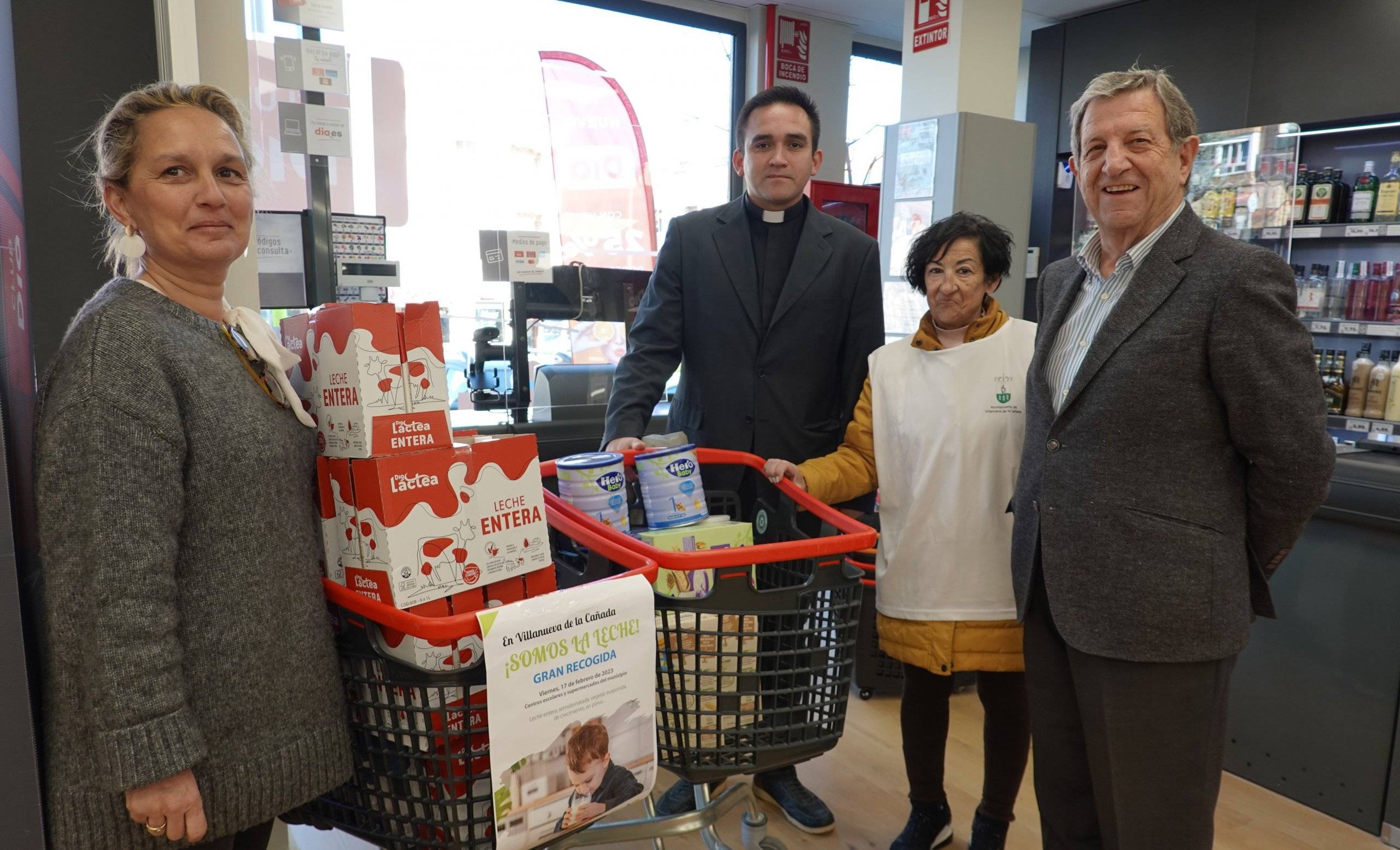 El alcalde, Luis Partida, junto al párroco Cristián González, la concejala de Servicios Sociales, Patricia Fernández, y una voluntaria.