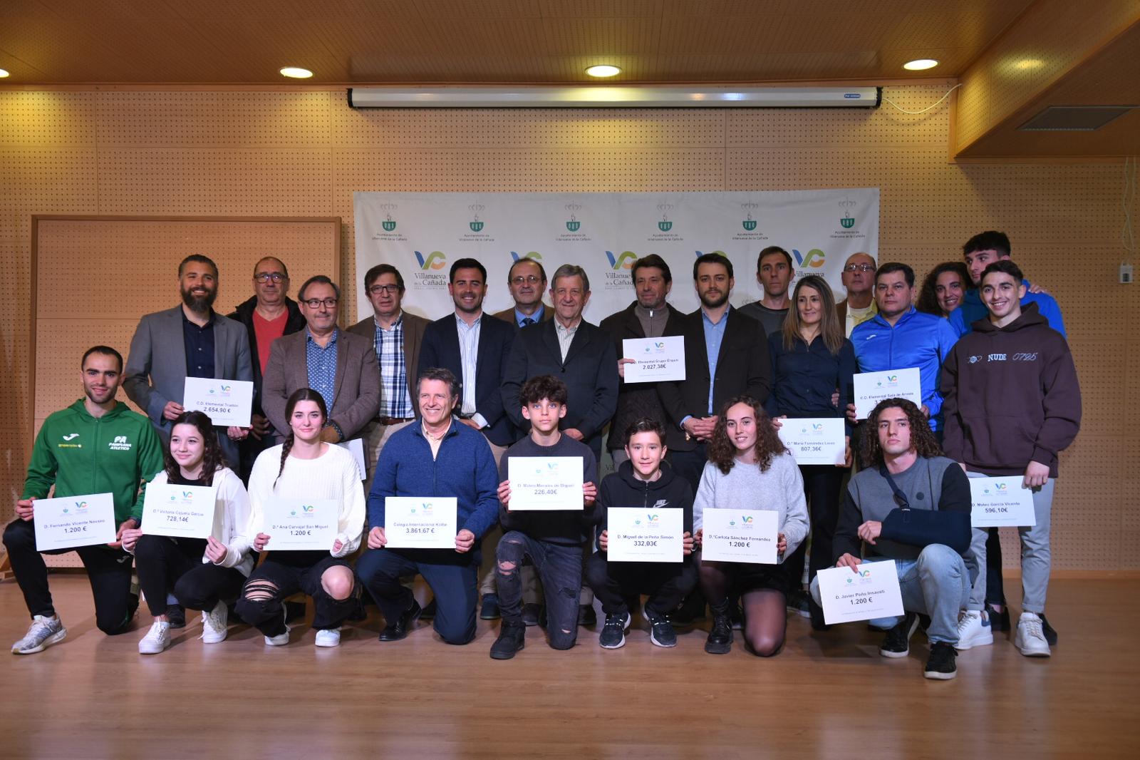 Foto de familia del acto celebrado.