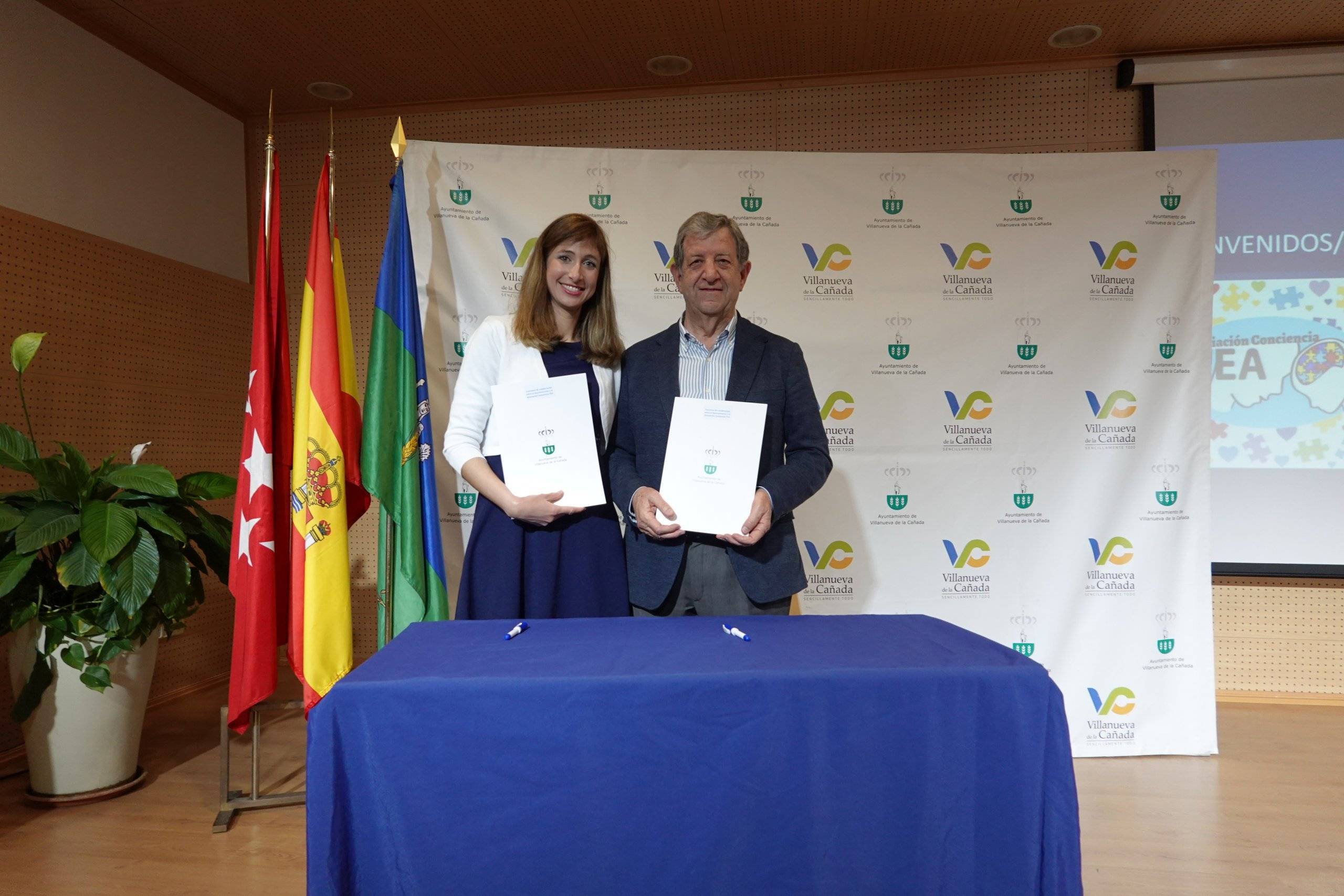 El alcalde y la presidenta de la Asociación Conciencia TEA tras la firma del acuerdo.