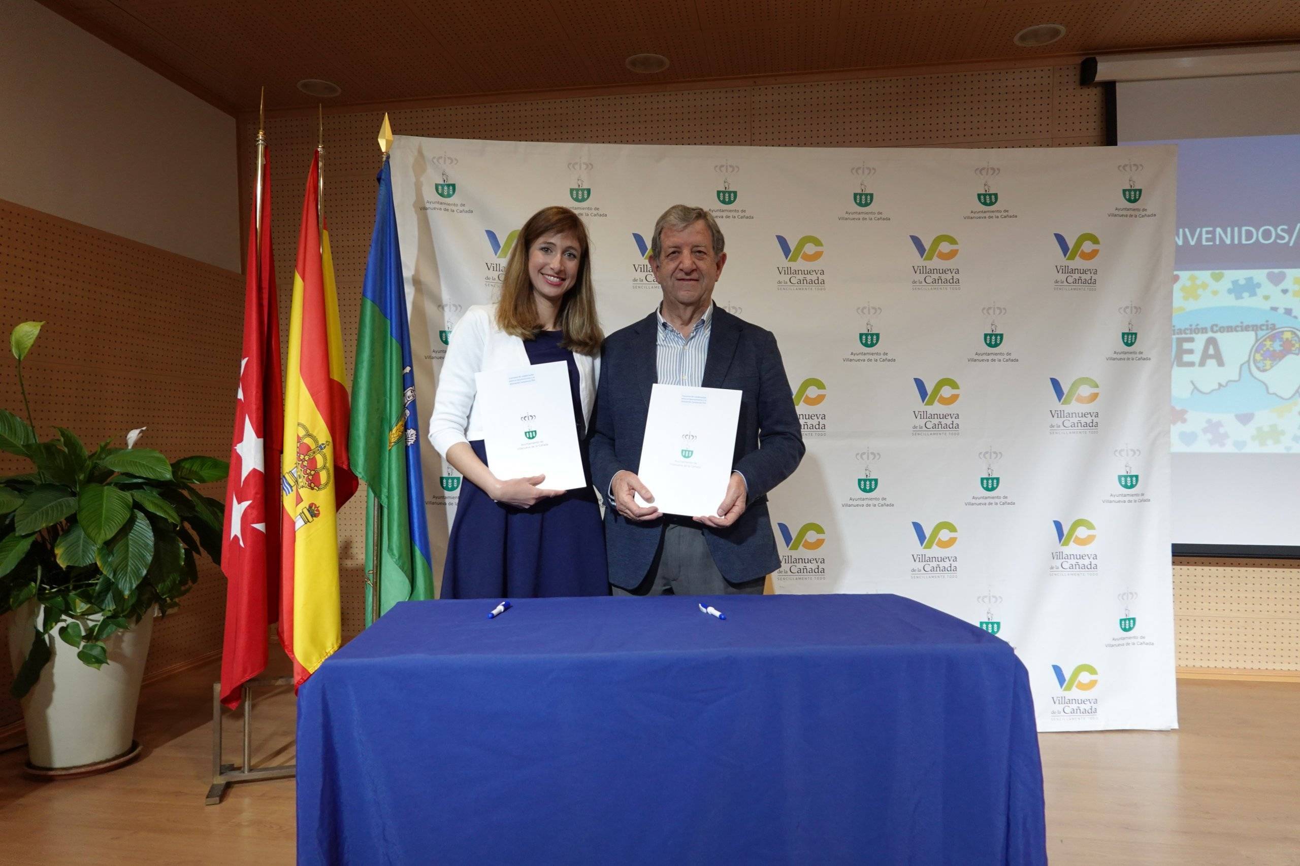 El alcalde y la presidenta de la Asociación Conciencia TEA tras la firma del acuerdo.