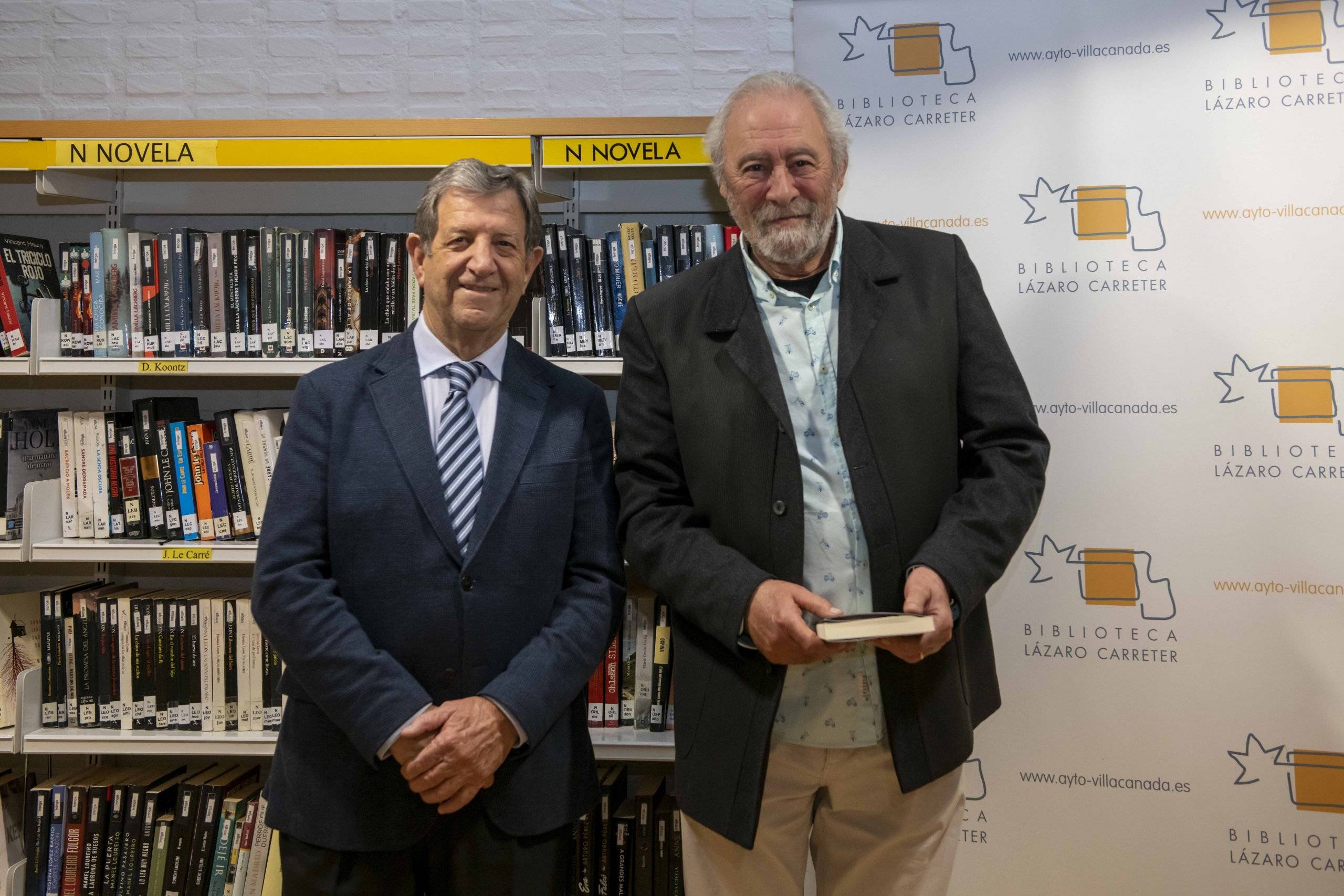 El alcalde, Luis Partida, junto al escritor Eduardo Toral.