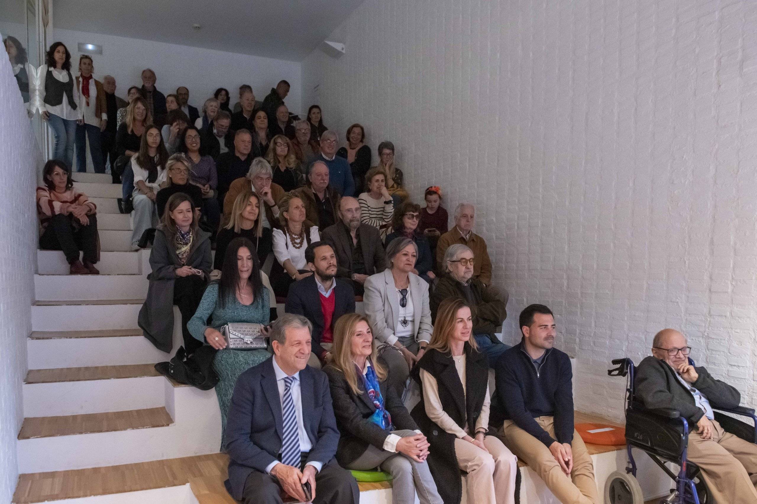 Público asistente a la presentación sentado en la grada del auditorio.