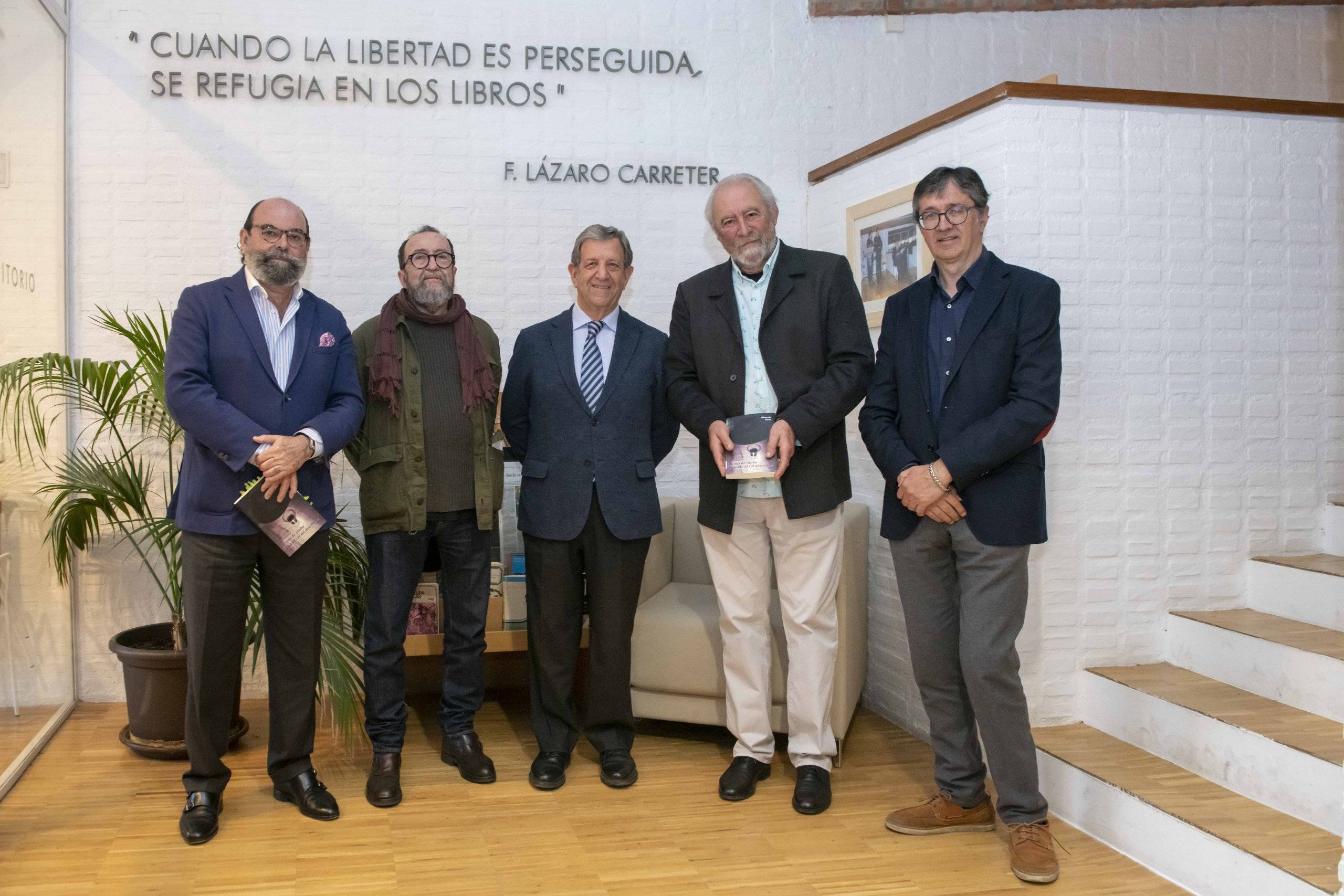 Autoridades locales, junto al escritor y ponentes en la presentación.