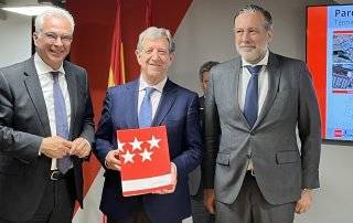 El alcalde, Luis Partida, junto al consejero de Presidencia, Justicia e Interior, Enrique López, y el consejero de Administración Local y Digitalización, Carlos Izquierdo. Foto Comunidad de Madrid