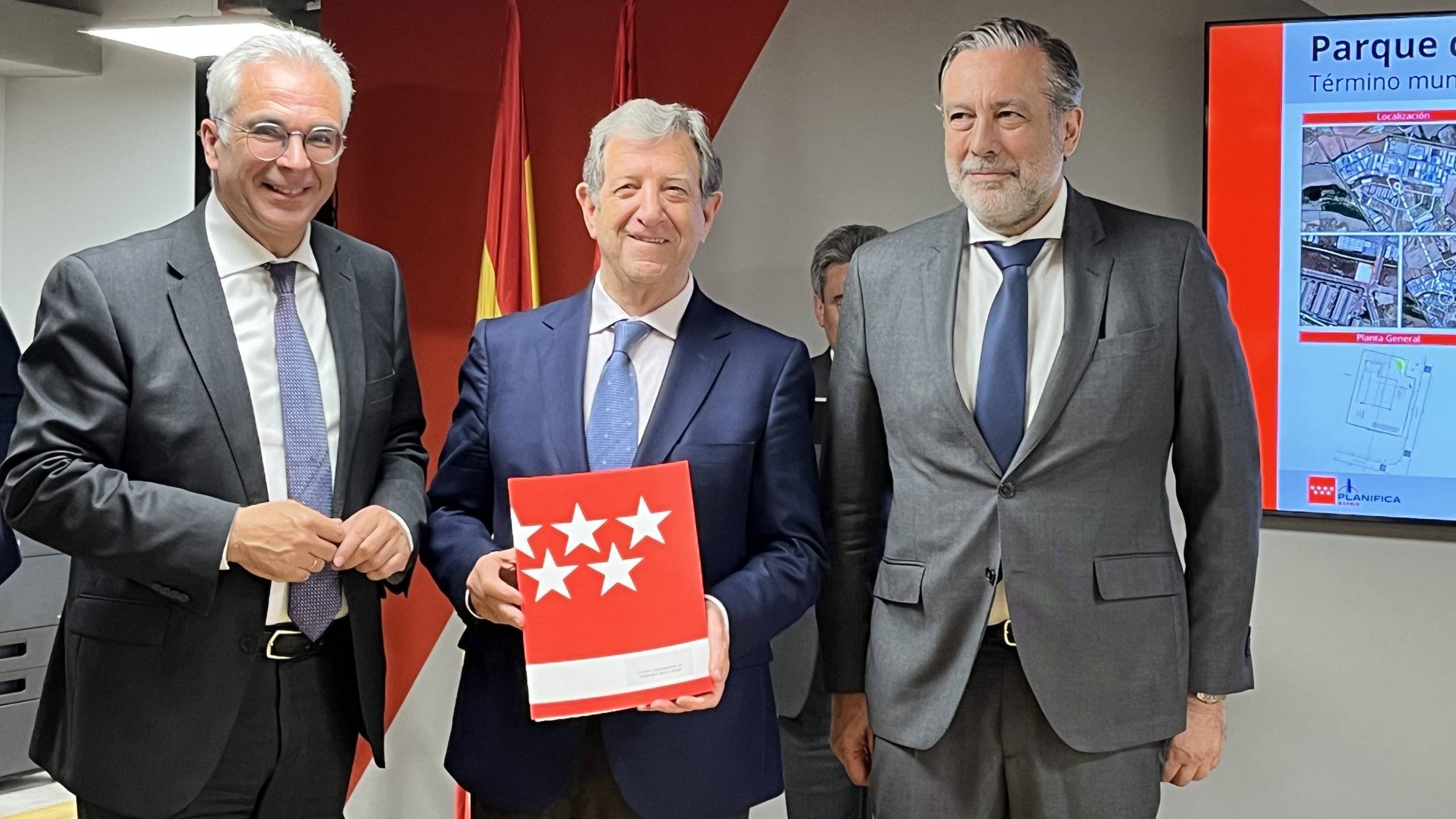 El alcalde, Luis Partida, junto al consejero de Presidencia, Justicia e Interior, Enrique López, y el consejero de Administración Local y Digitalización, Carlos Izquierdo. Foto Comunidad de Madrid