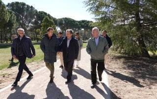 Alcalde, concejales y responsables de la obra recorriendo la senda de La Baltasara.