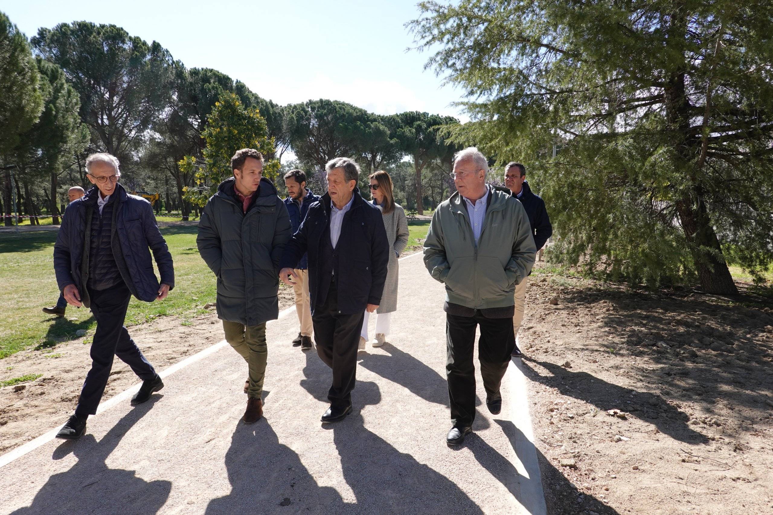 Alcalde, concejales y responsables de la obra recorriendo la senda de La Baltasara.