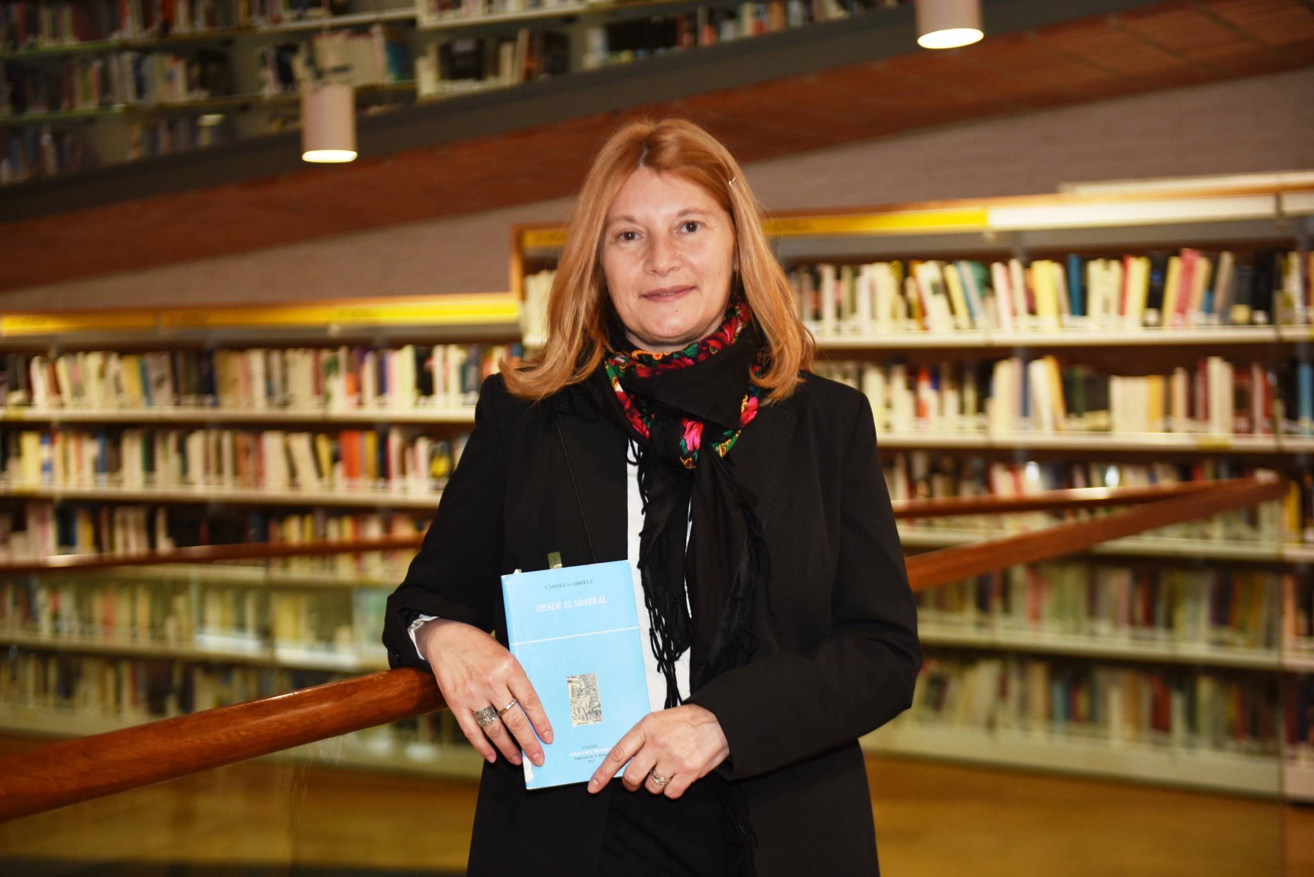 La escritora y vecina Carole Gabriele con su libro.