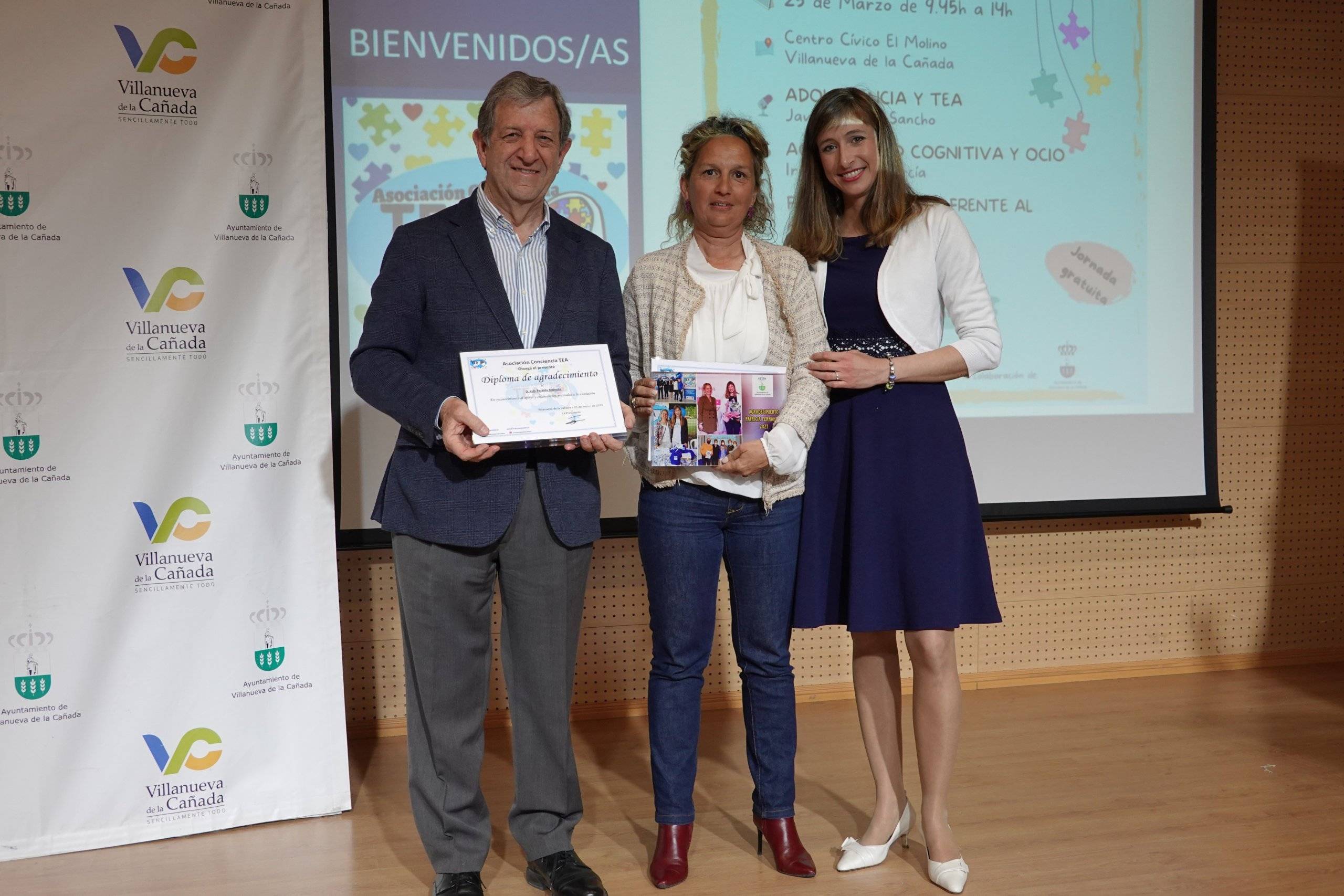 La presidenta de la Asociación Conciencia TEA junto al alcalde y la concejala de Servicios Sociales.